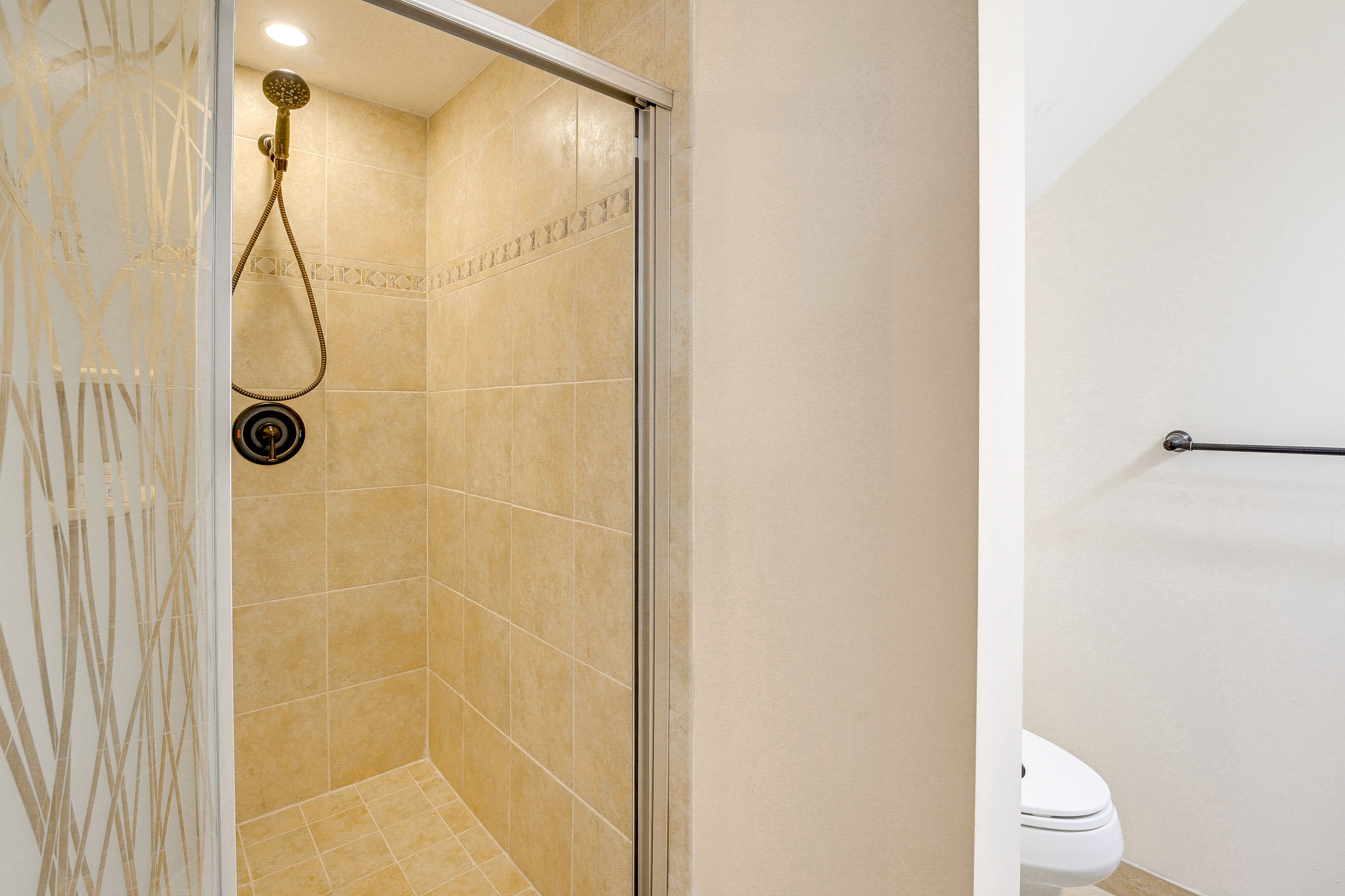 Full Bathroom | Towels & Linens Provided | 1st Floor