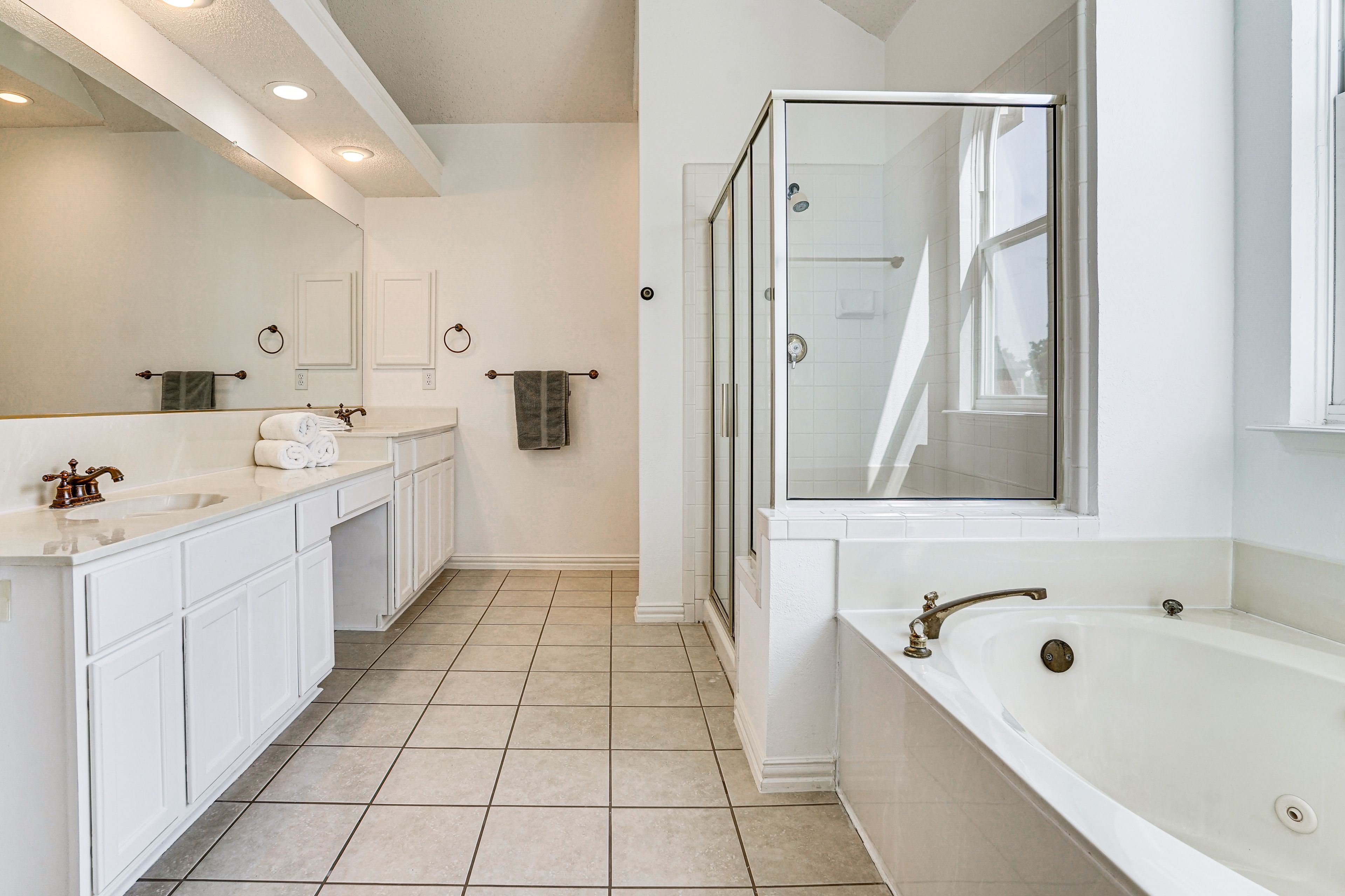 En-Suite Bathroom | Soaking Tub | 2nd Floor