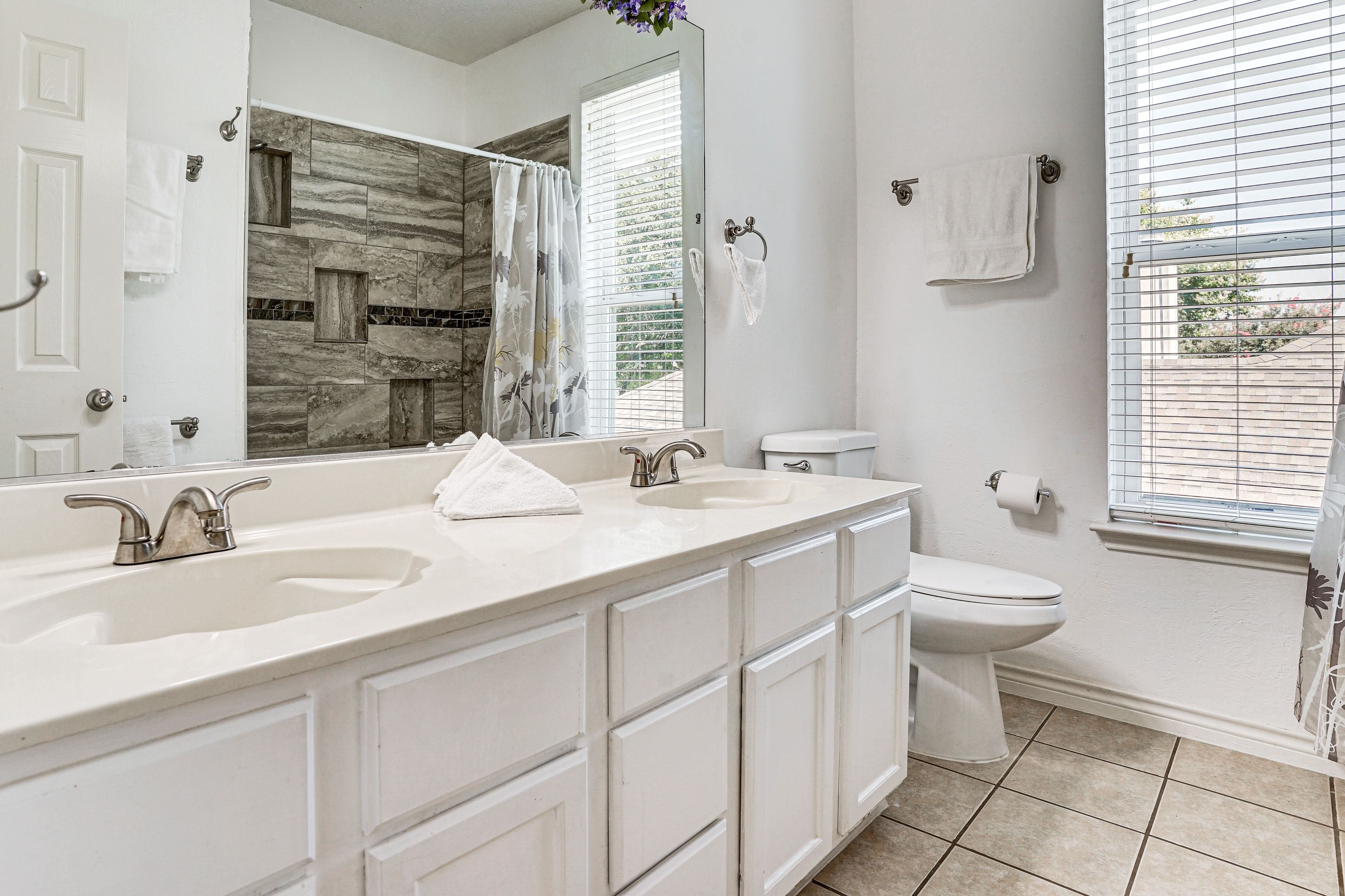 Full Bathroom | Towels & Linens Provided | 2nd Floor