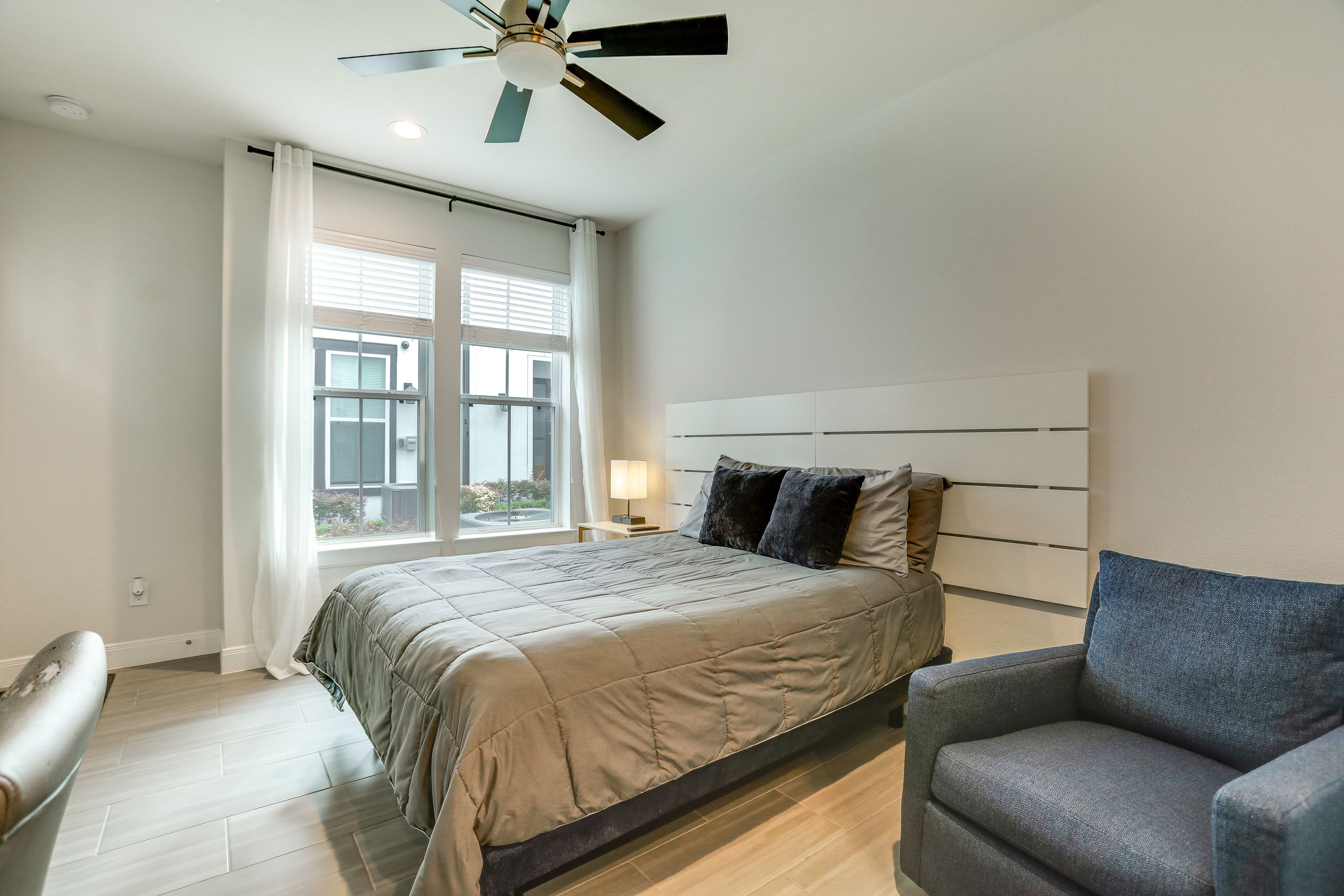 Studio | Queen Bed