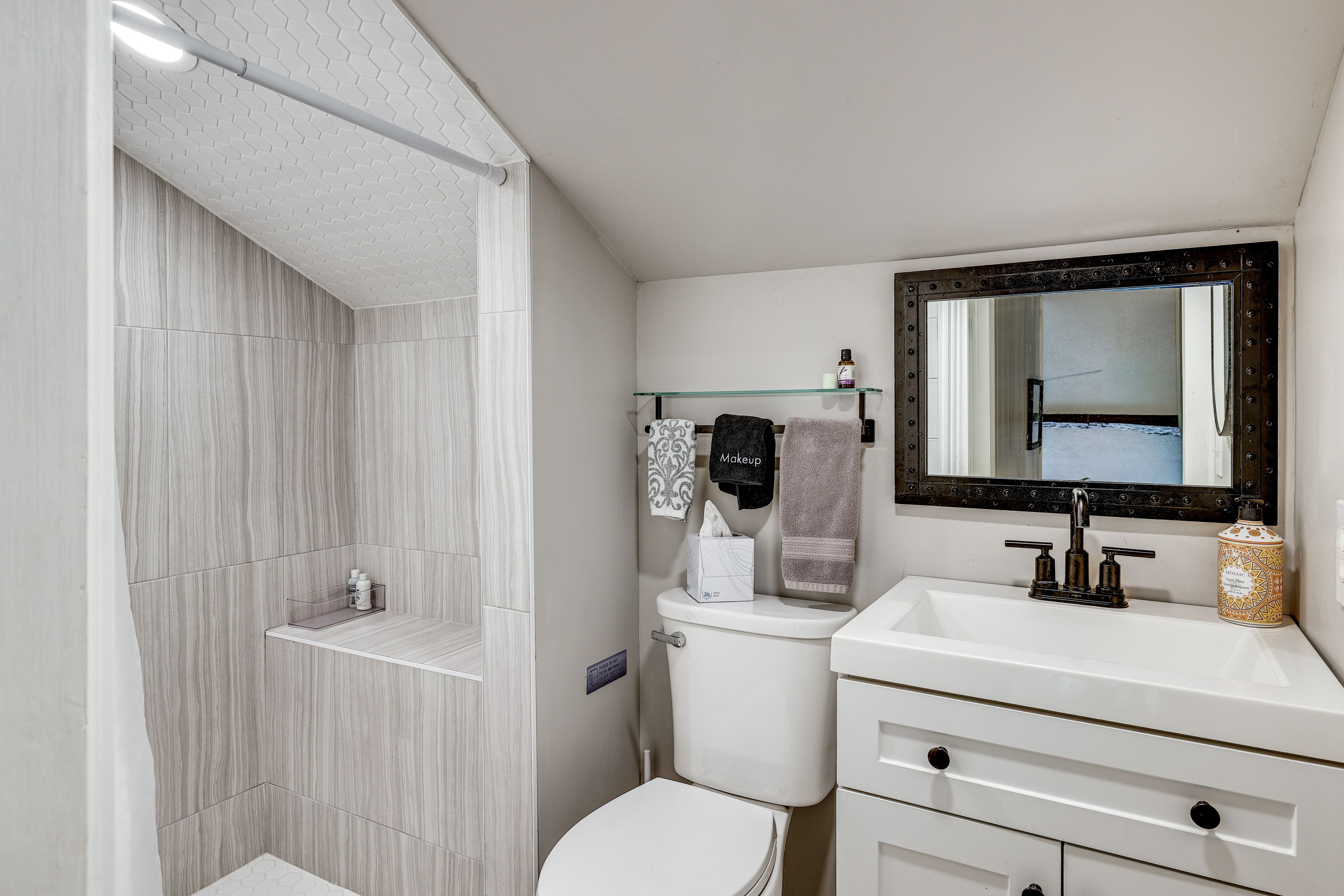 Full Bathroom | 2nd Floor