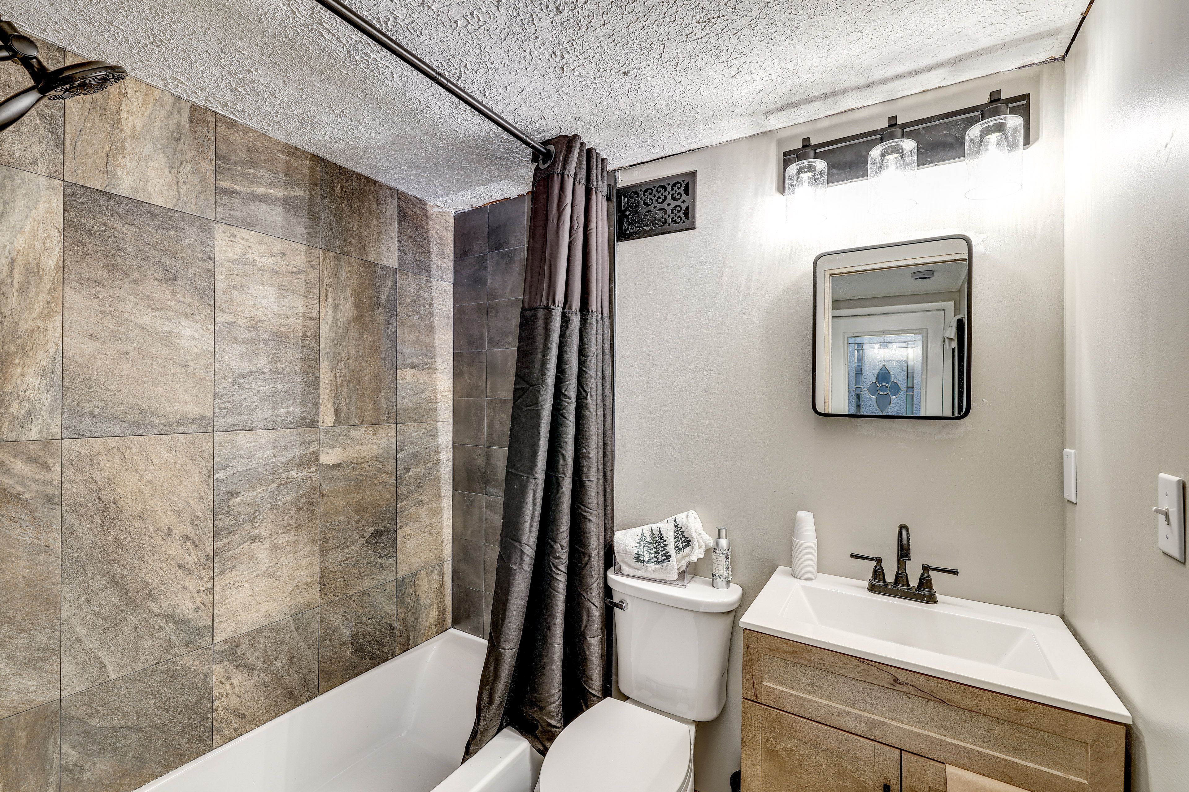 Full Bathroom | Towels & Linens Provided | 1st Floor