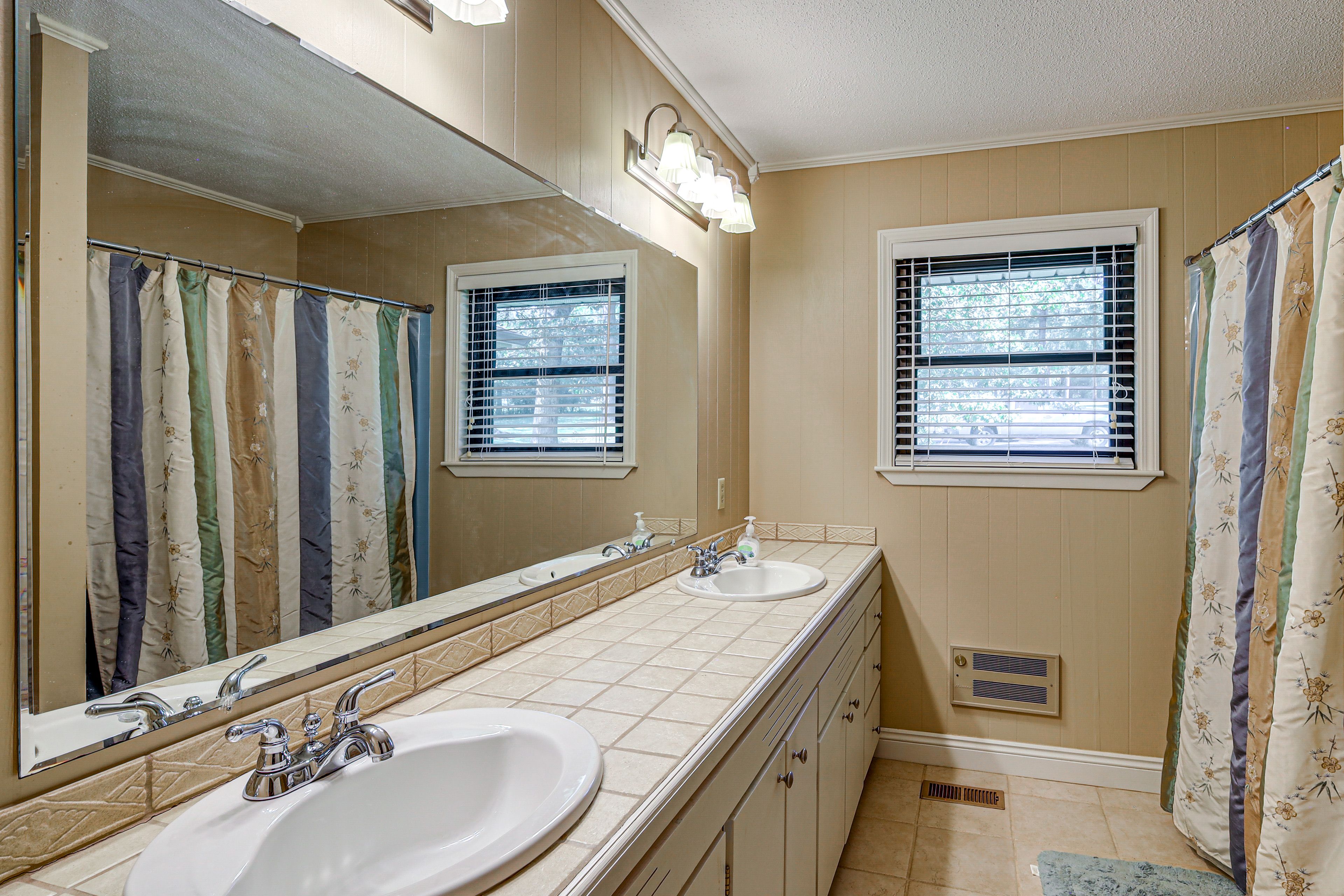 Full Bathroom | Main Level