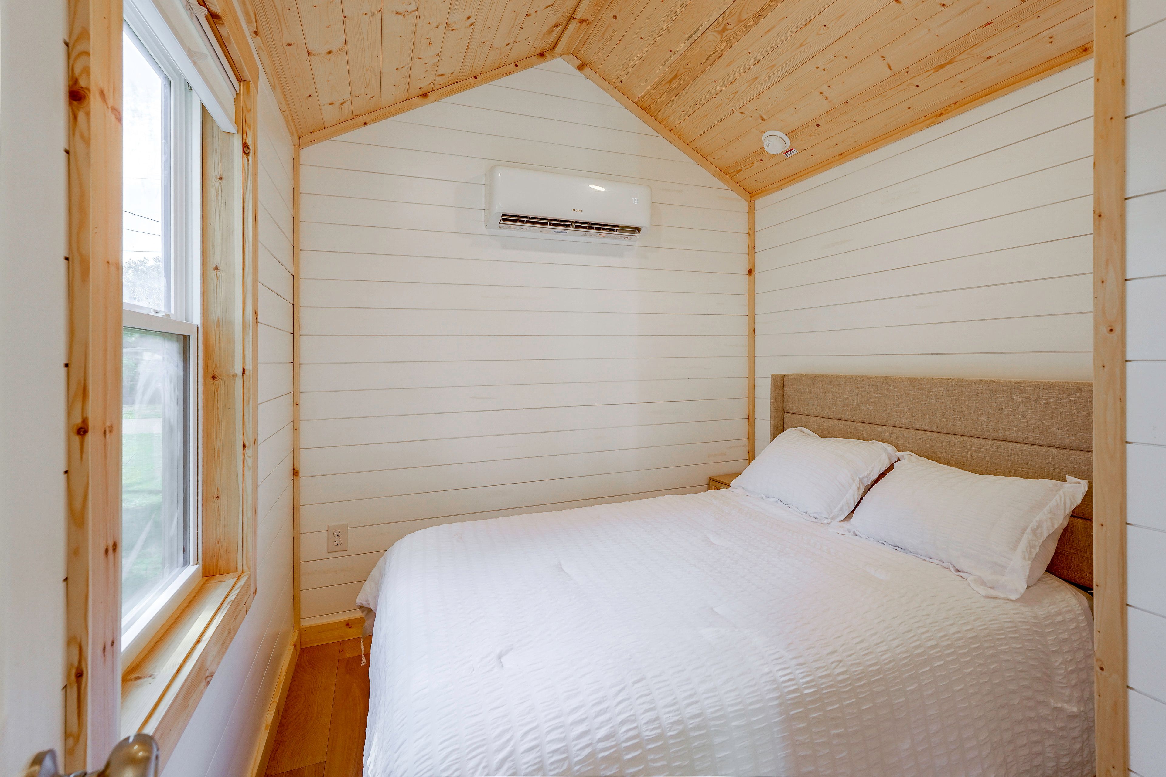 Bedroom | Full Bed