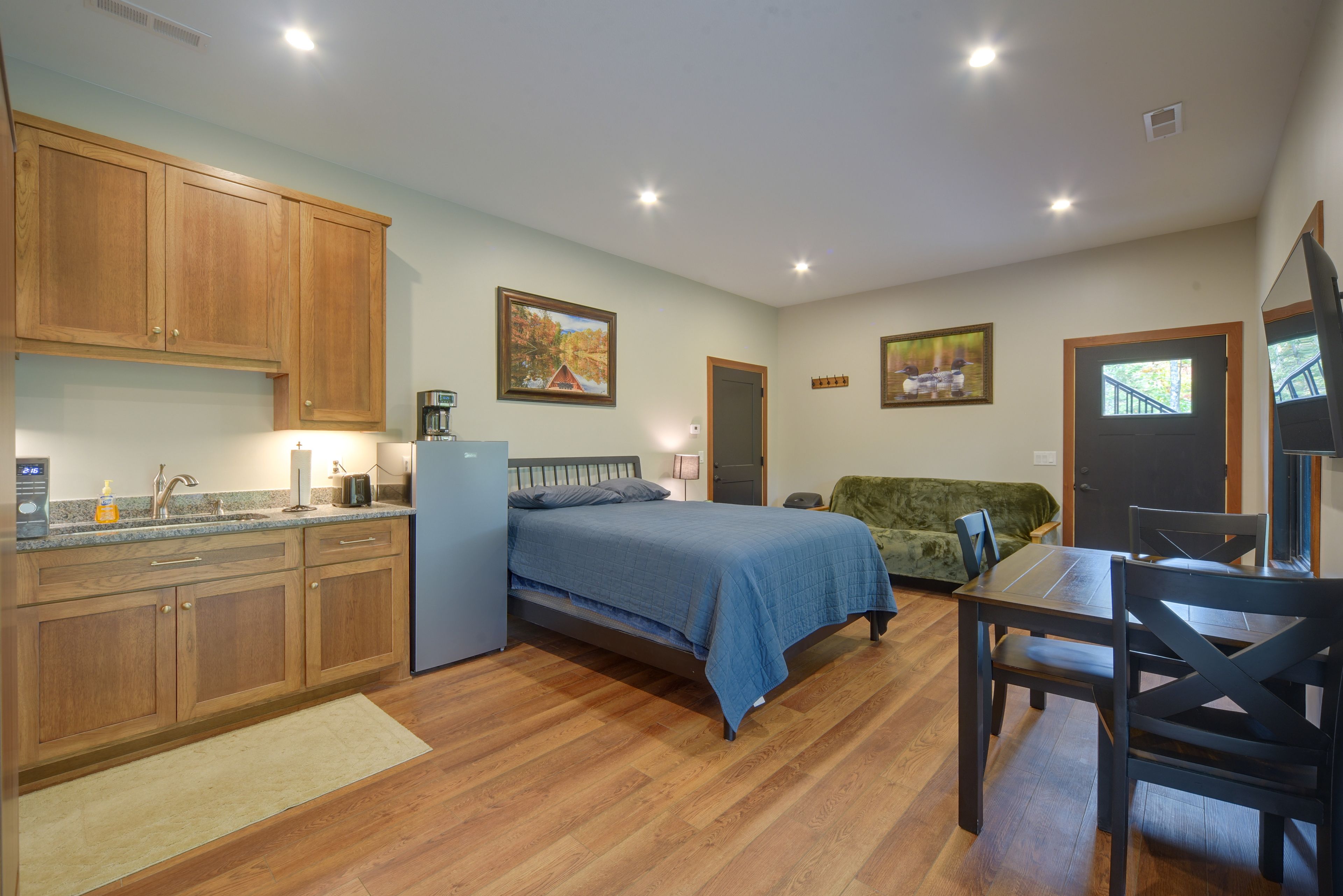 Studio | Queen Bed | Futon | Smart TV