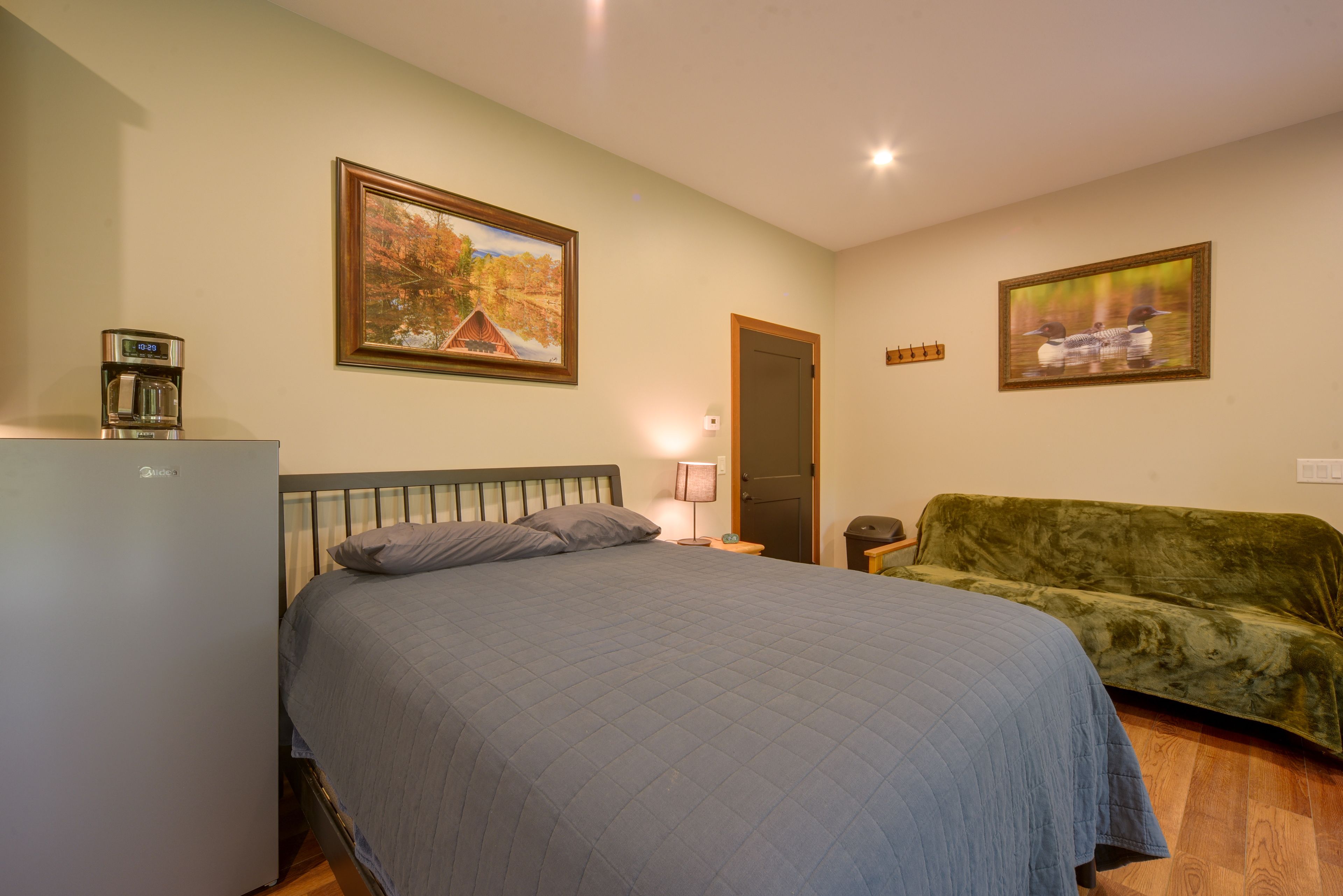 Studio | Queen Bed | Futon