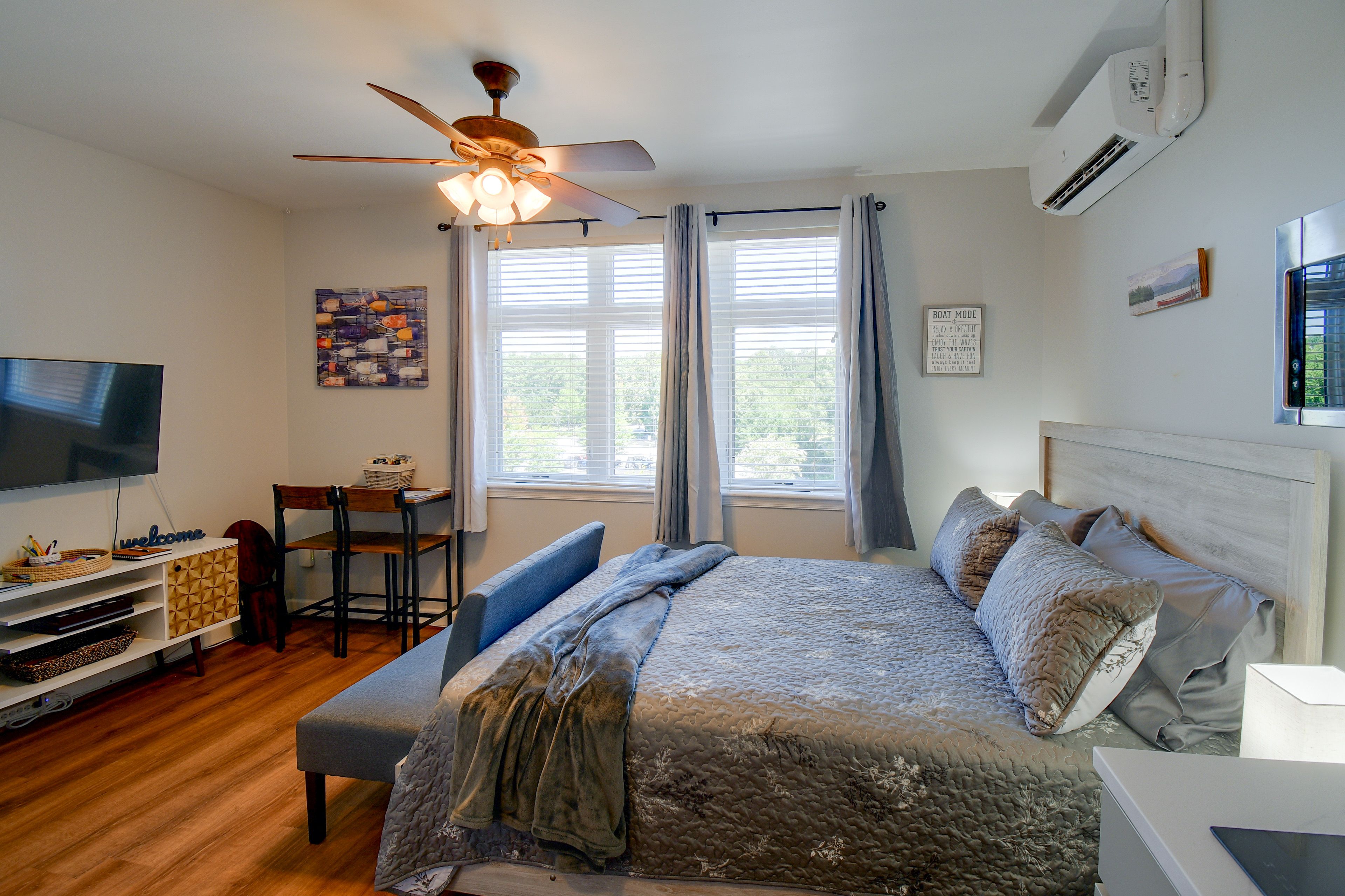 Studio | Queen Bed
