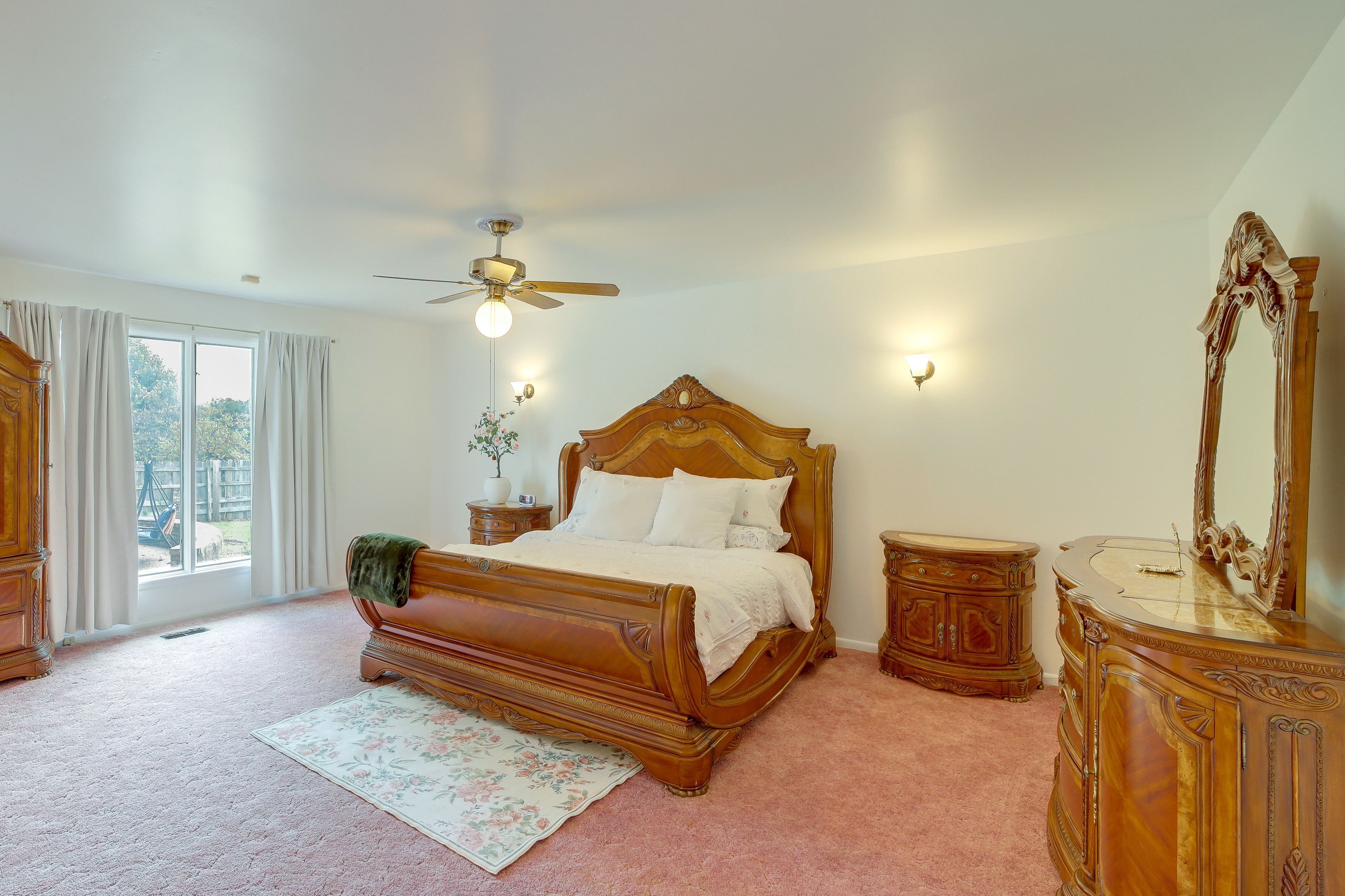 Bedroom | King Bed | En-Suite Bathroom | 1st Floor