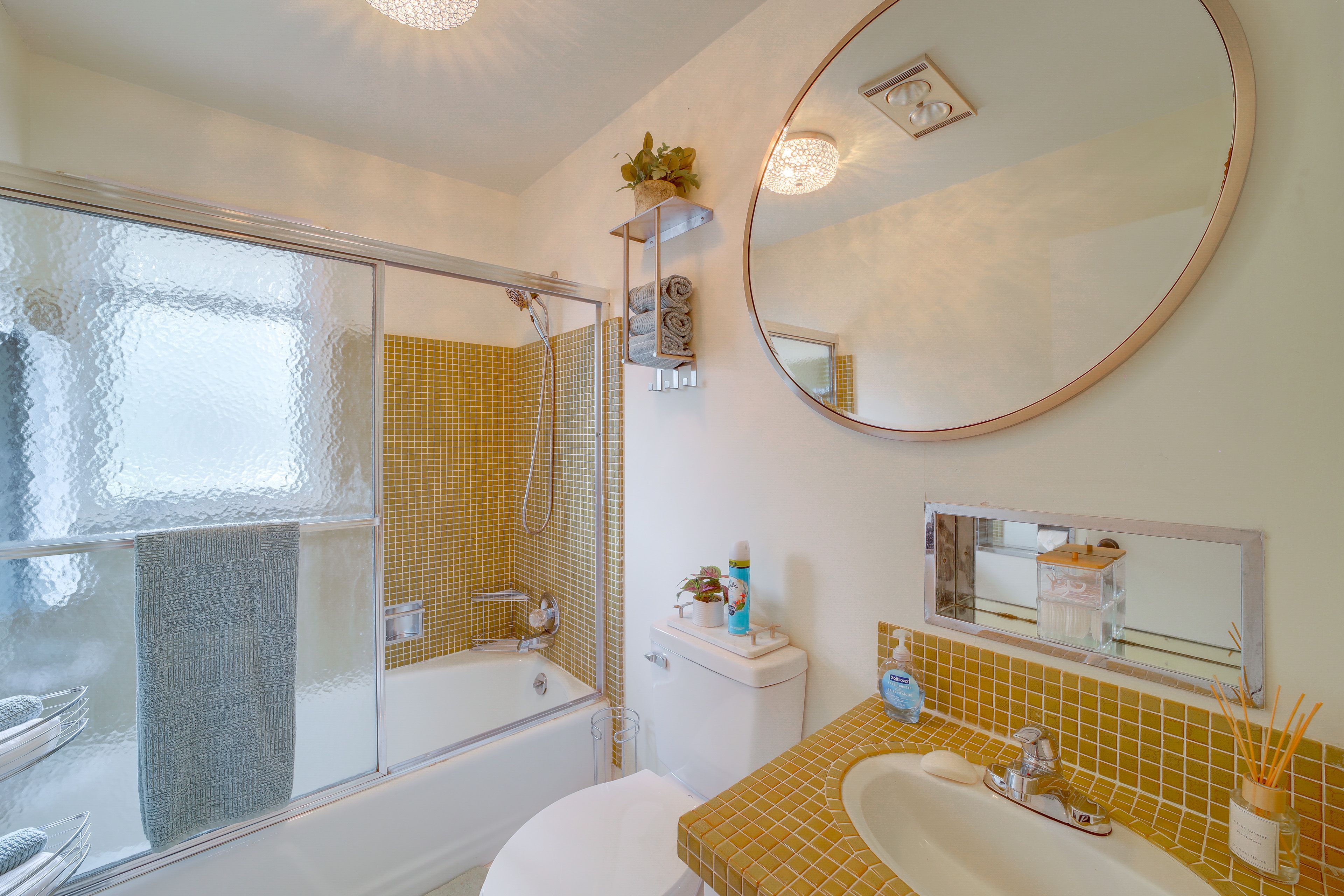 Full Bathroom | Towels & Linens Provided | 1st Floor