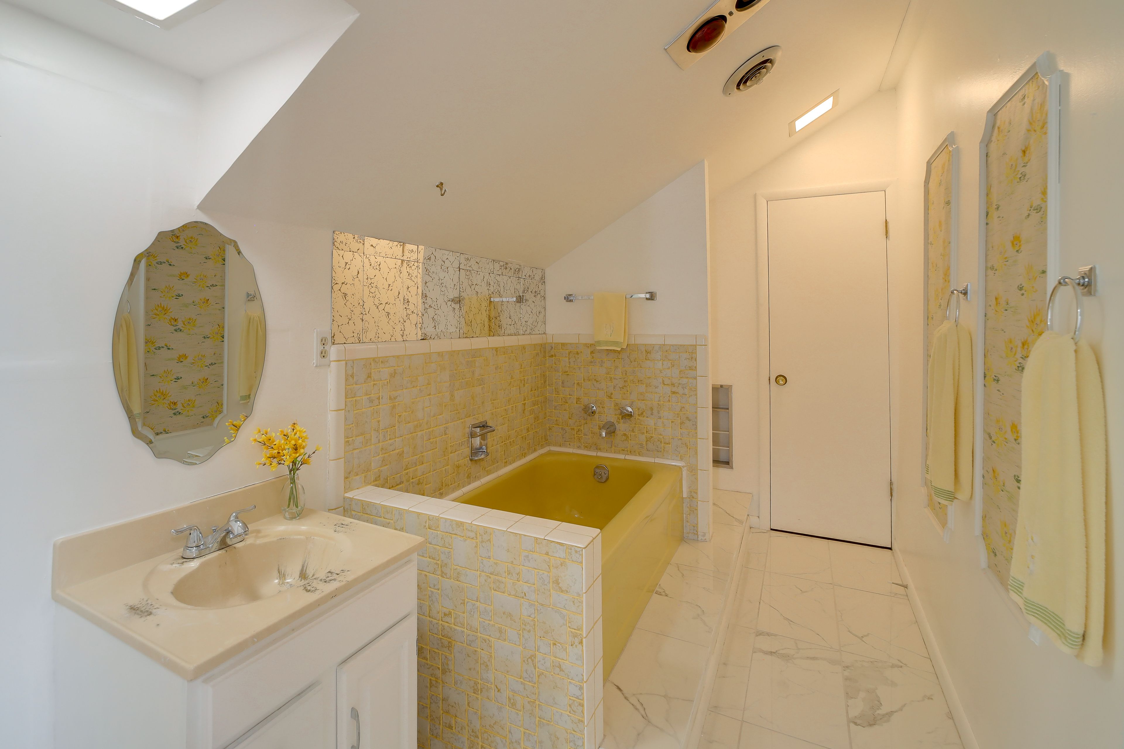 Full Bathroom | 2nd Floor