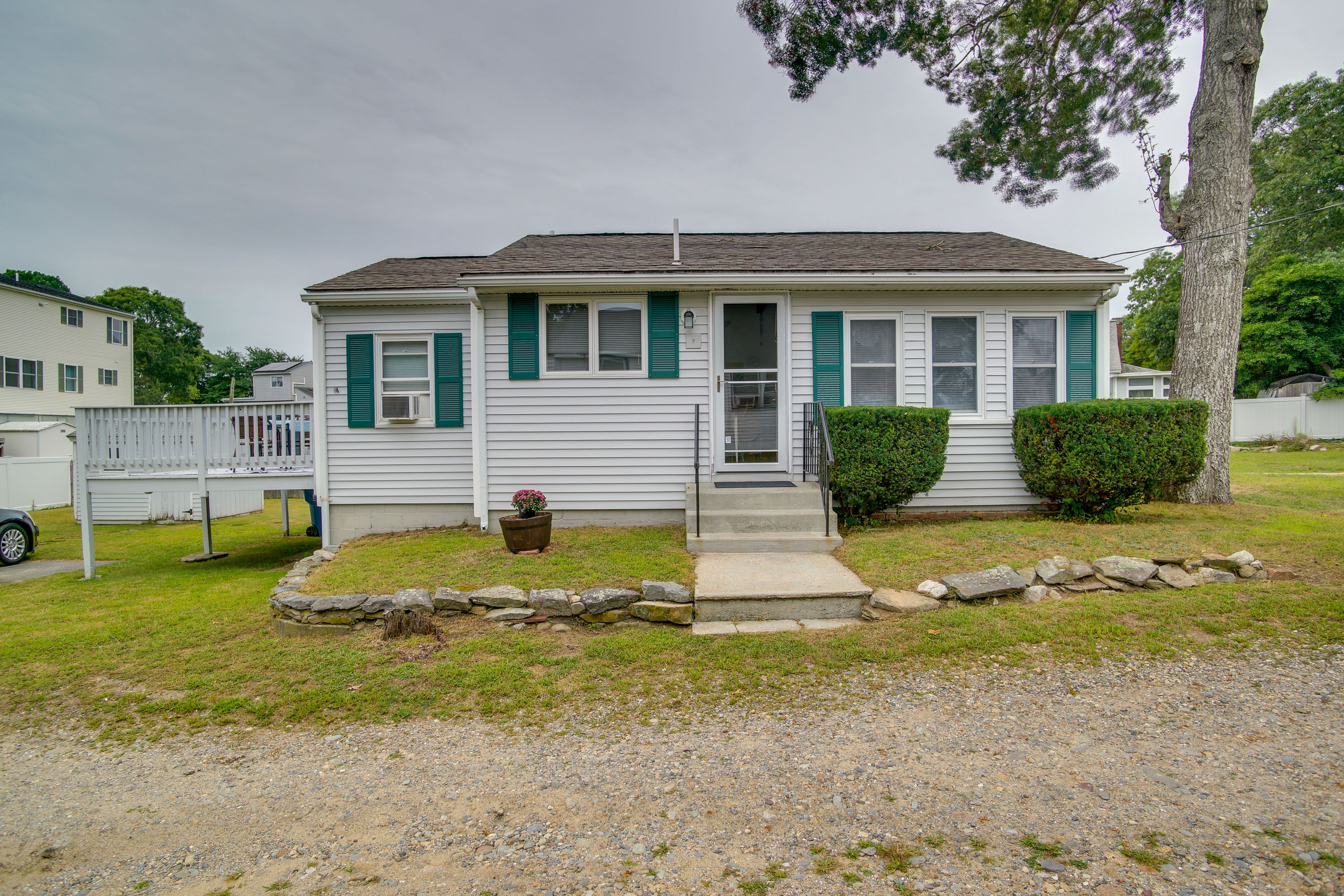 Property Exterior | Driveway (2 Vehicles)