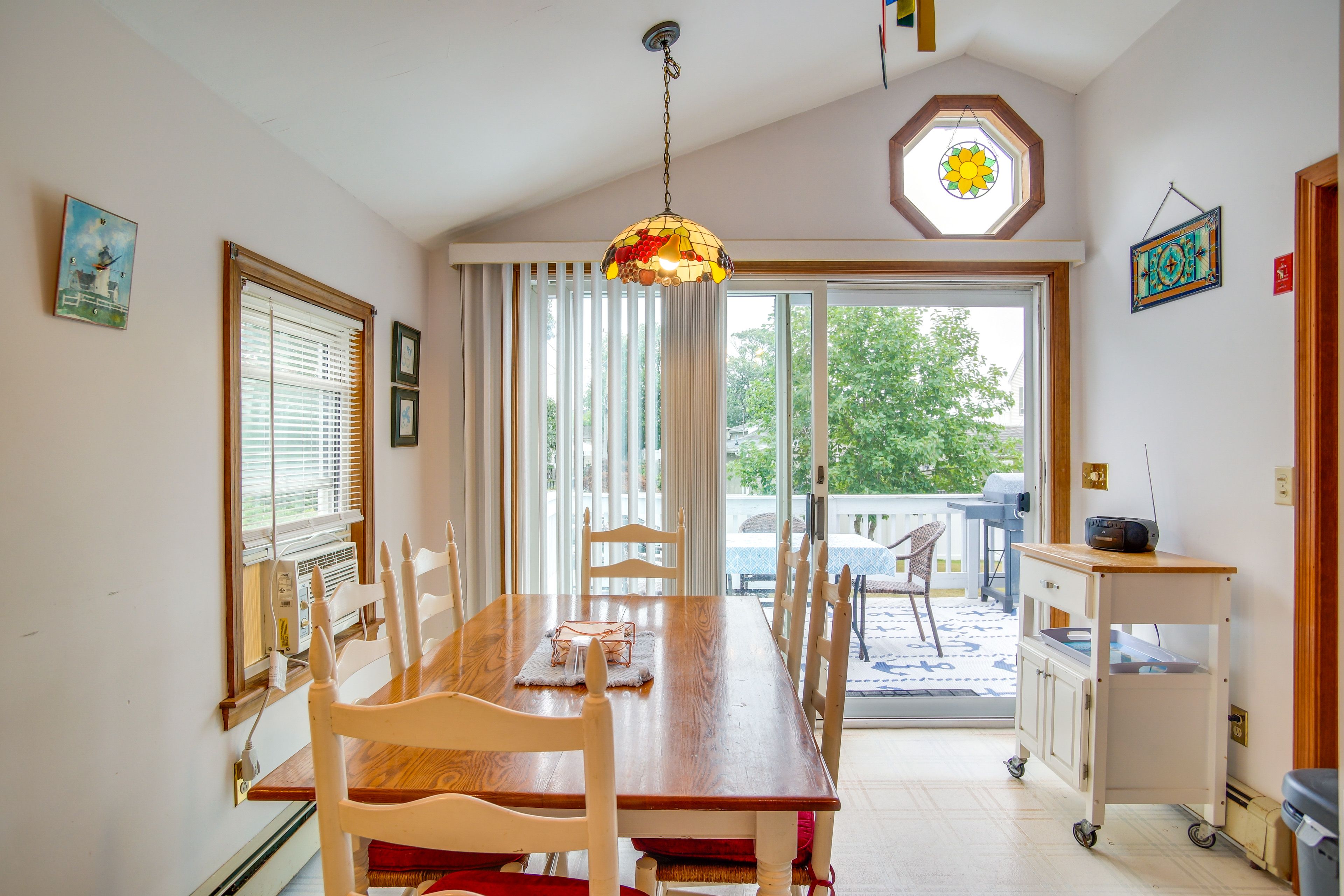 Dining Area | Dishware/Flatware Provided