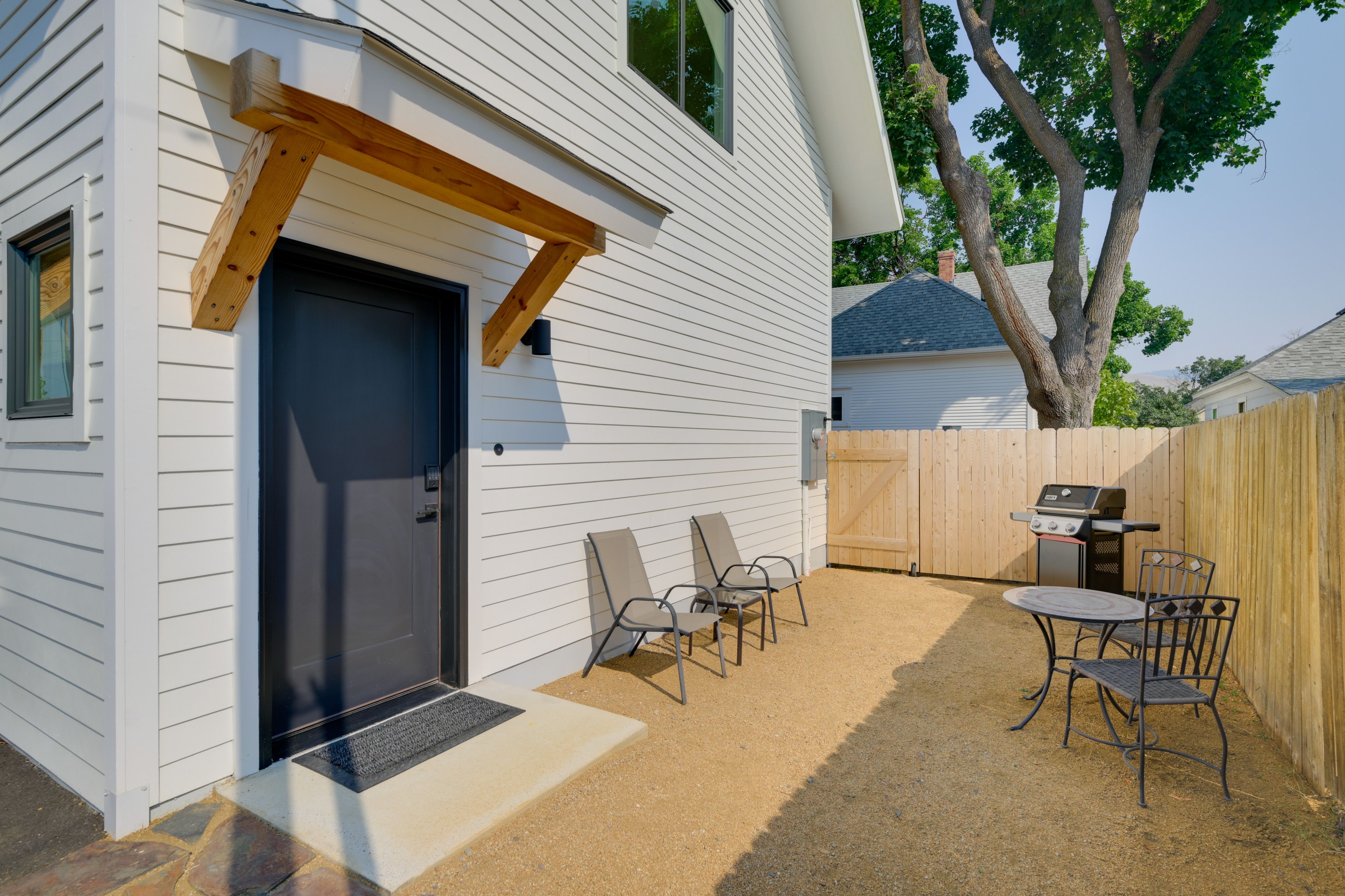 Private Outdoor Space | Dining Set | Gas Grill