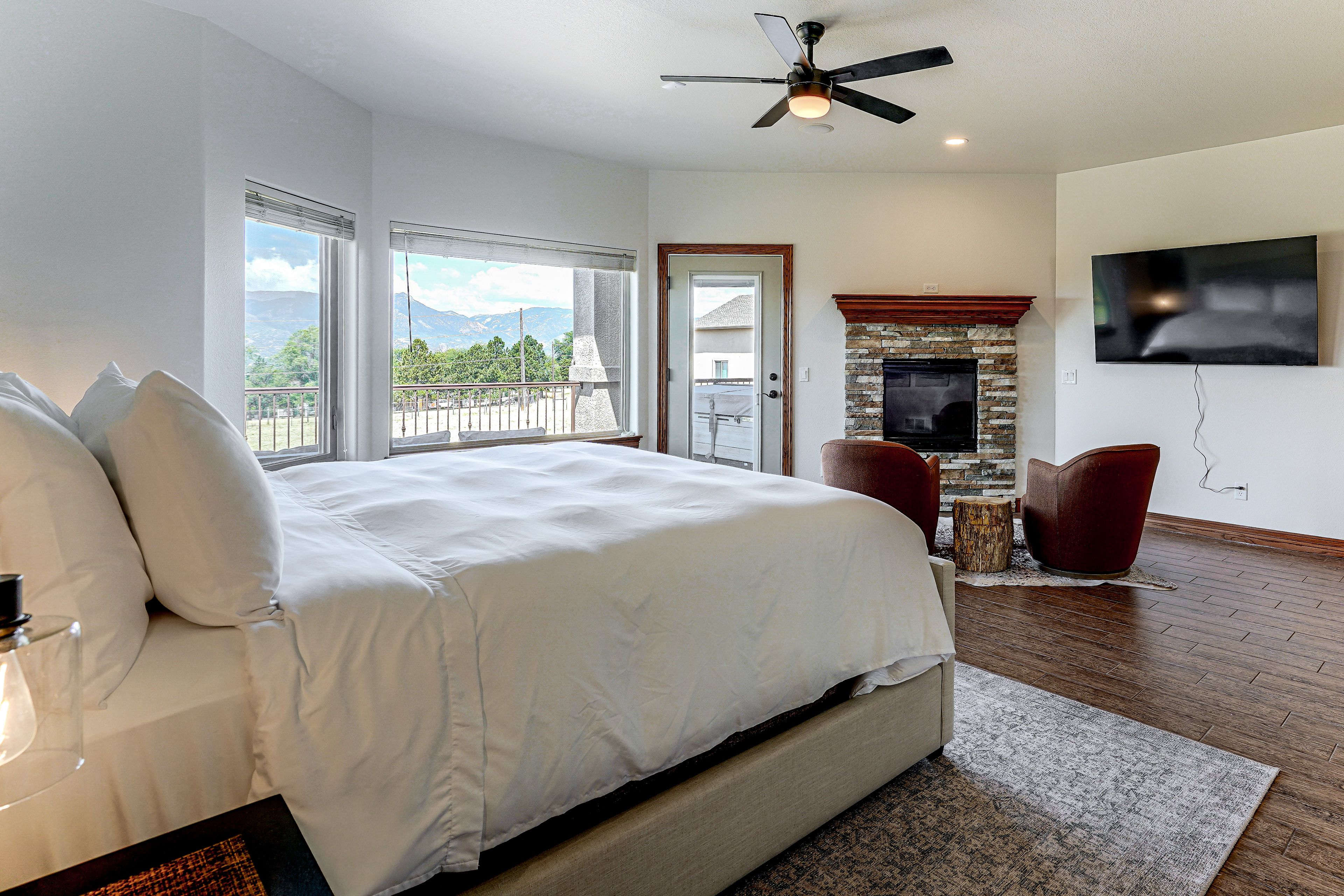Bedroom 1 | King Bed | Main Floor