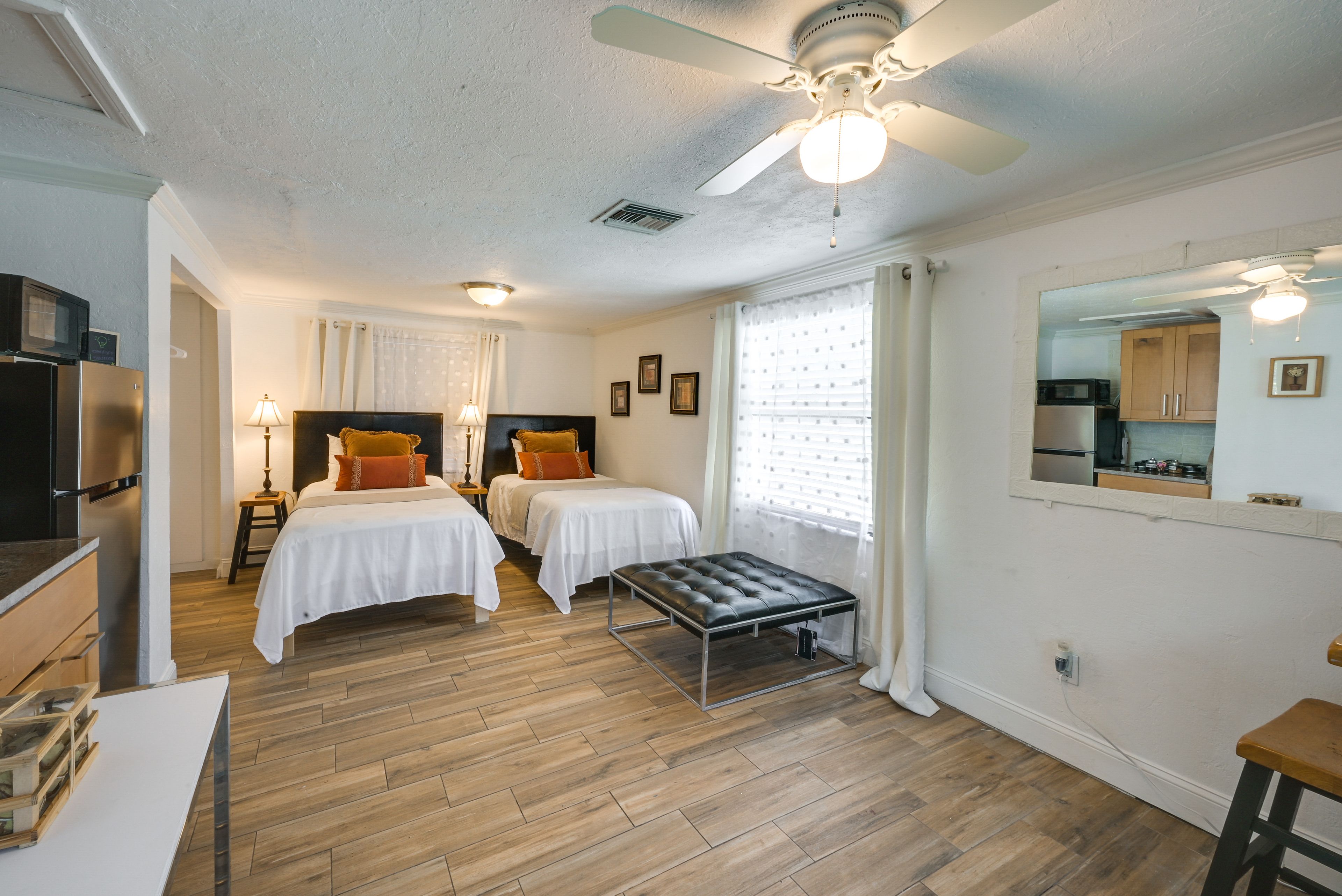 Studio | 2 Twin Beds (Can Convert to 1 Bed)