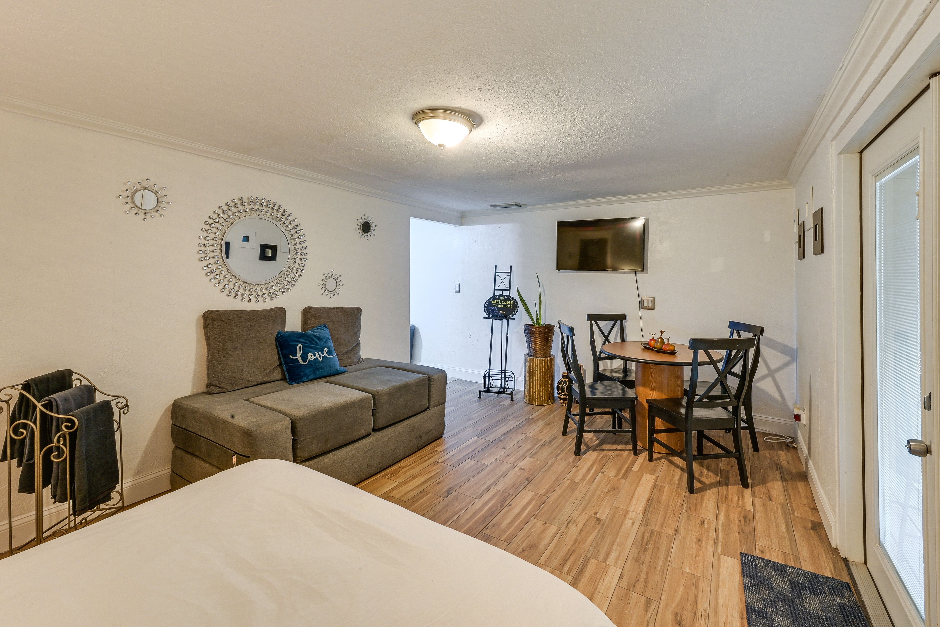 Living Area | Smart TV | Dining Table