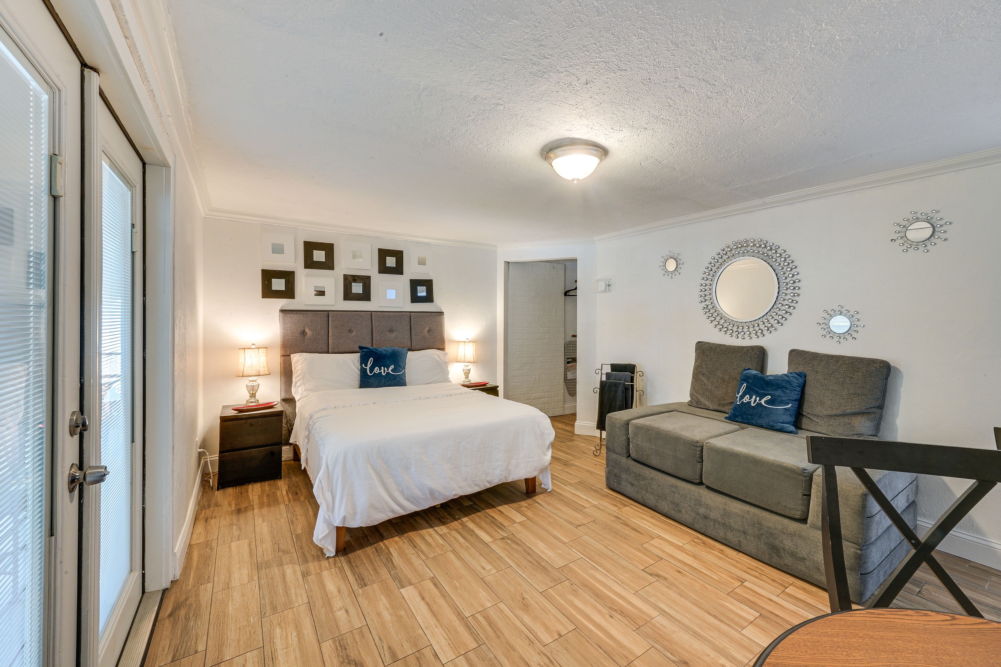 Studio | Queen Bed