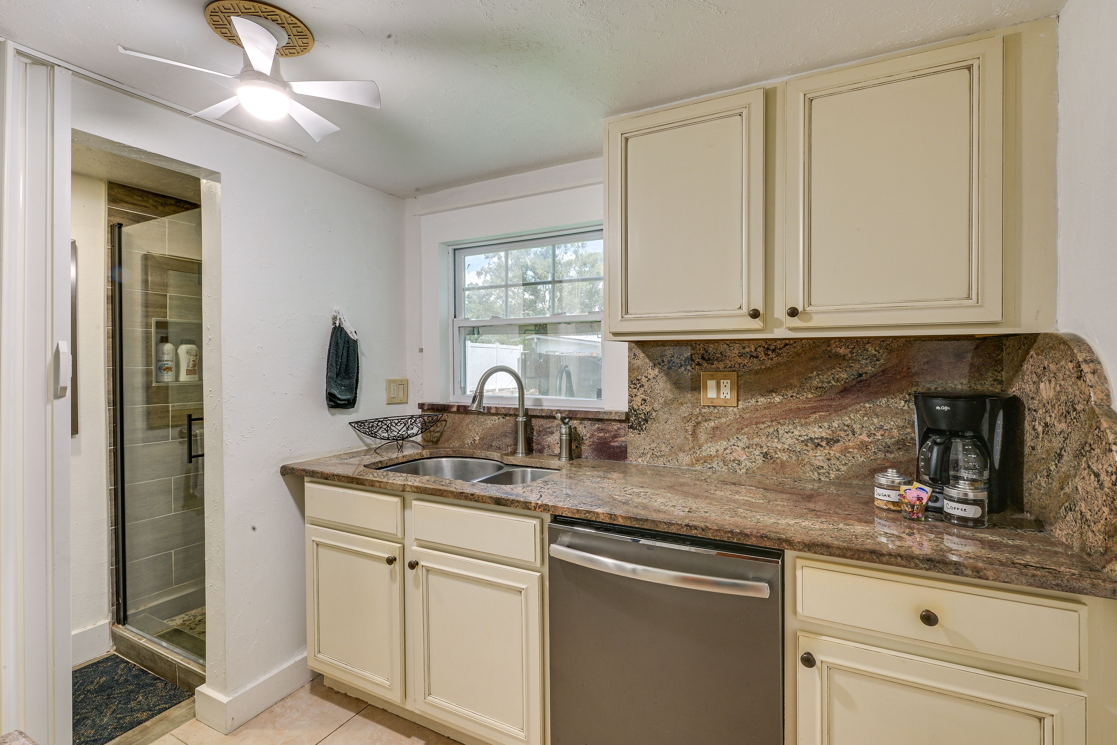 Kitchenette | Refrigerator | Microwave