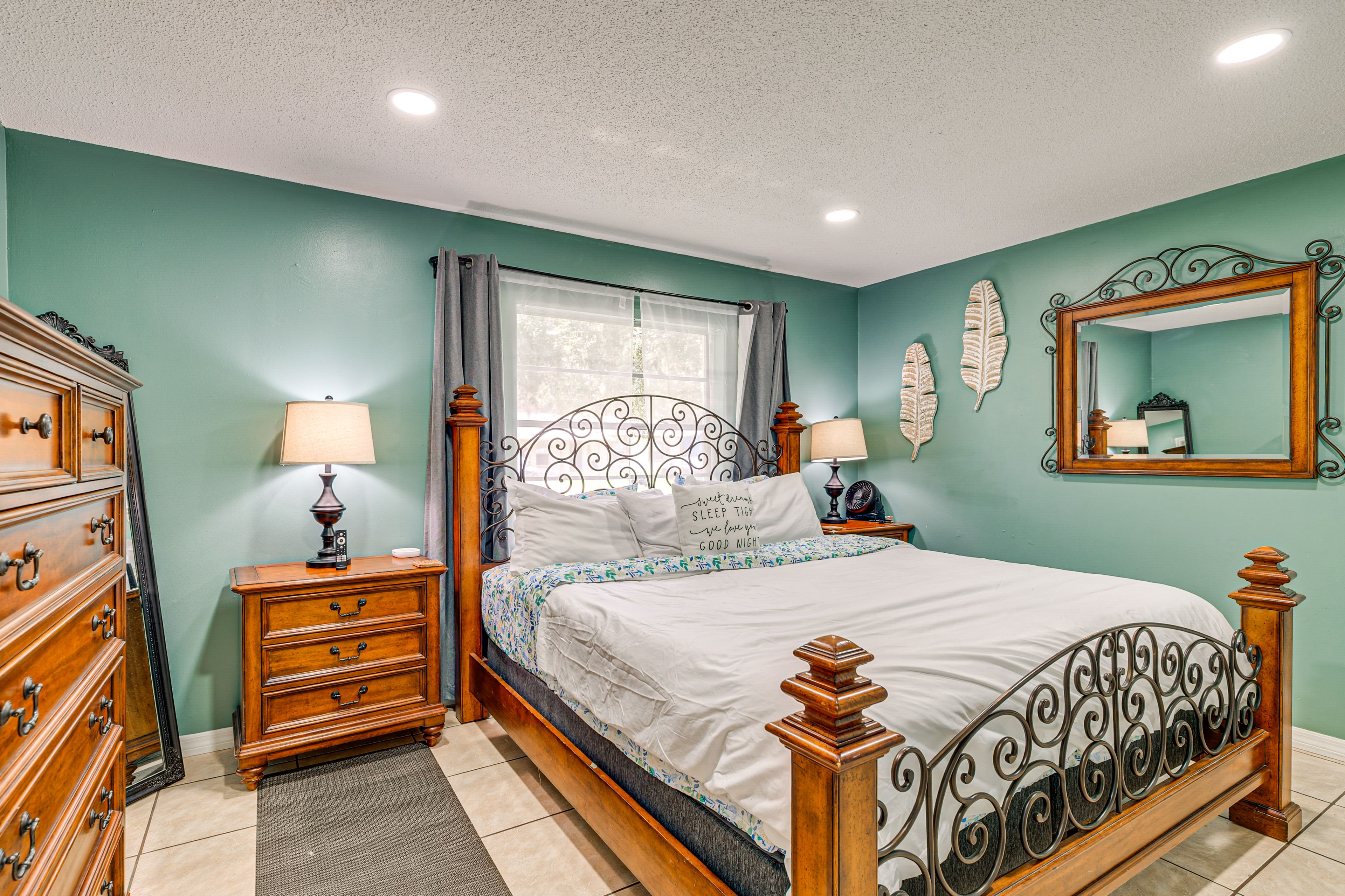 Bedroom 1 | King Bed | Smart TV