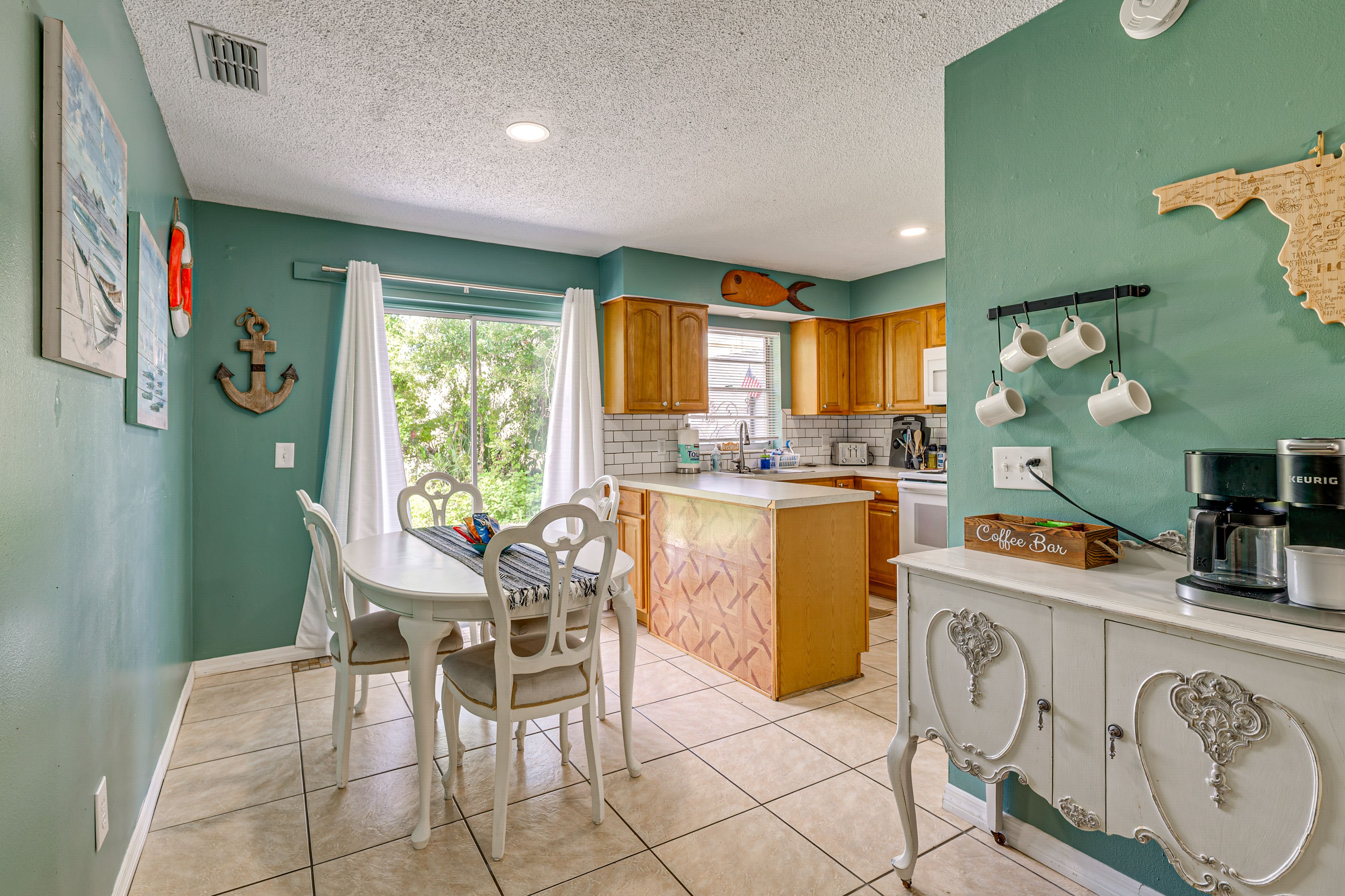 Dining Area | Dishware/Flatware Provided