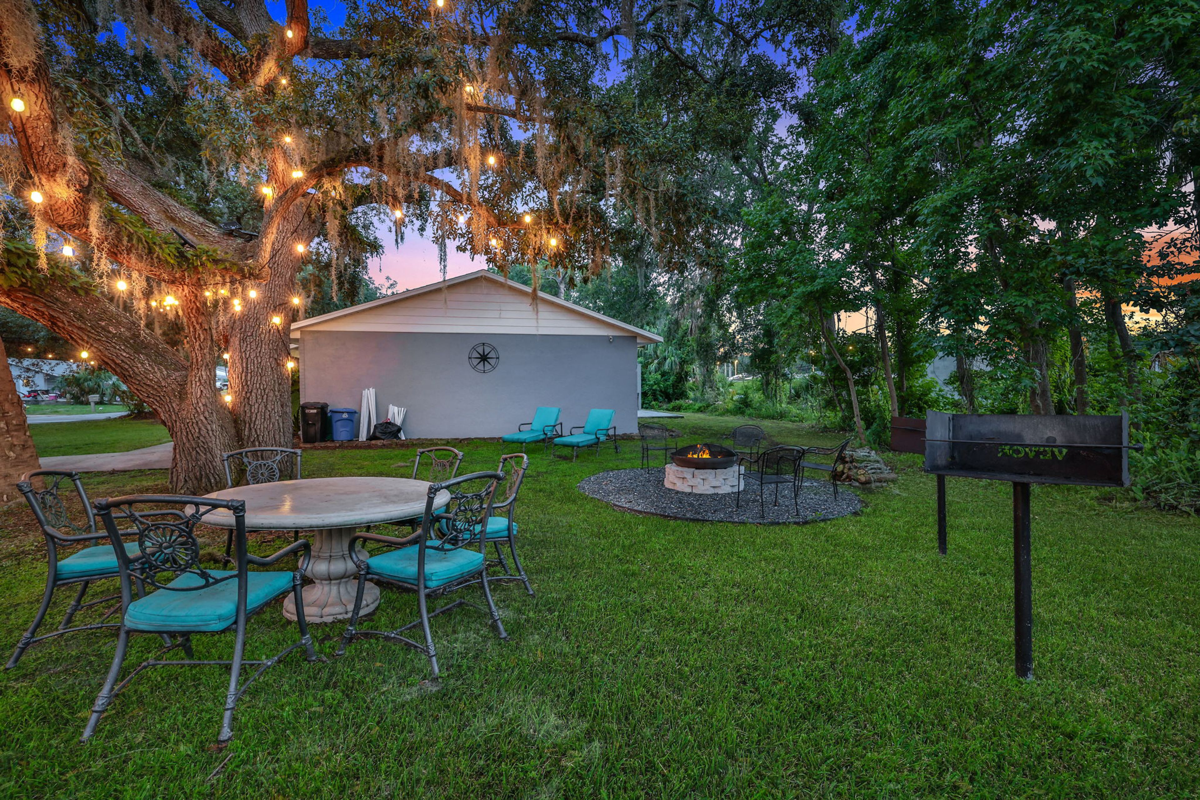 Shared Courtyard | Fire Pit | Dining Area | Hammocks
