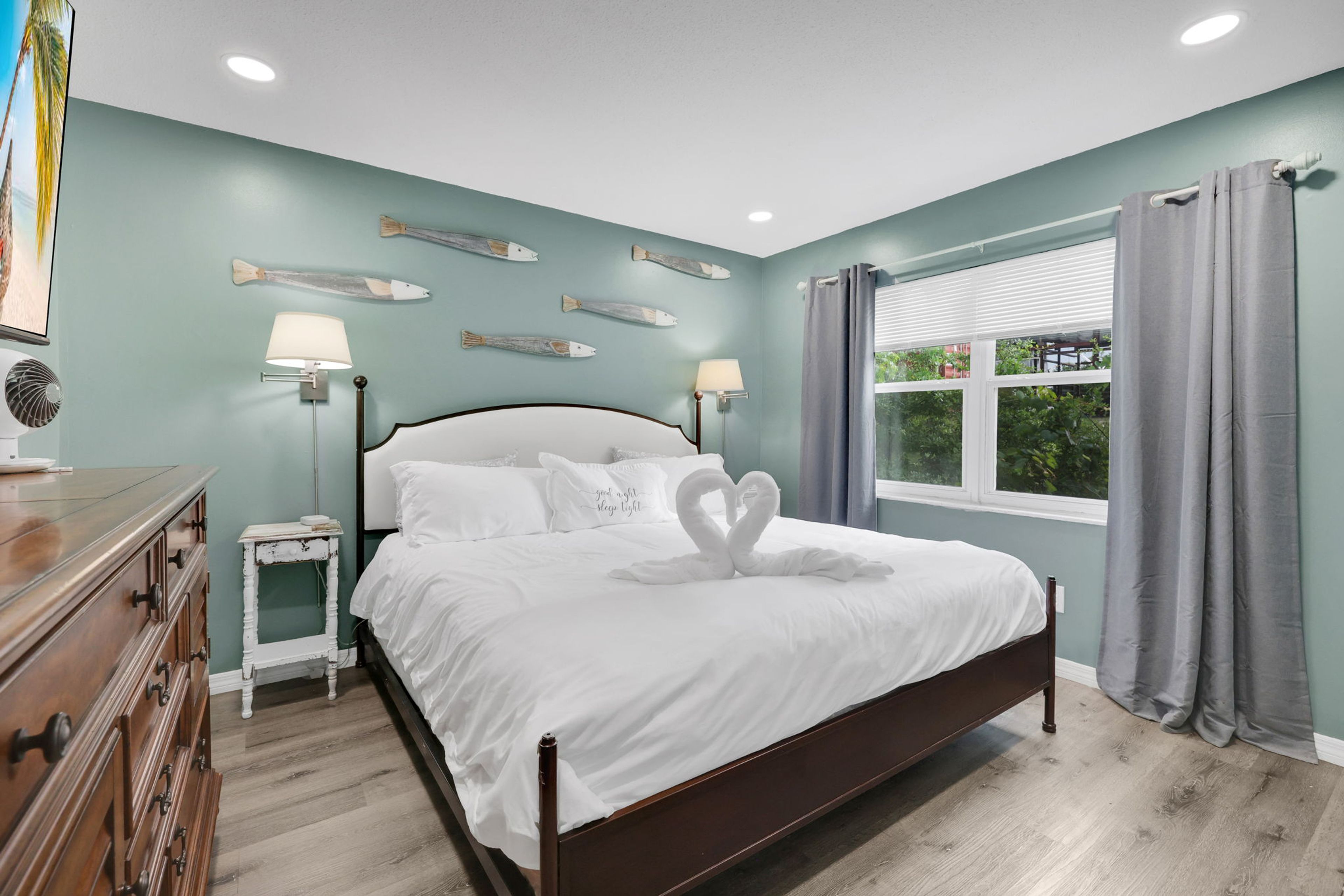 Bedroom 1 | King Bed