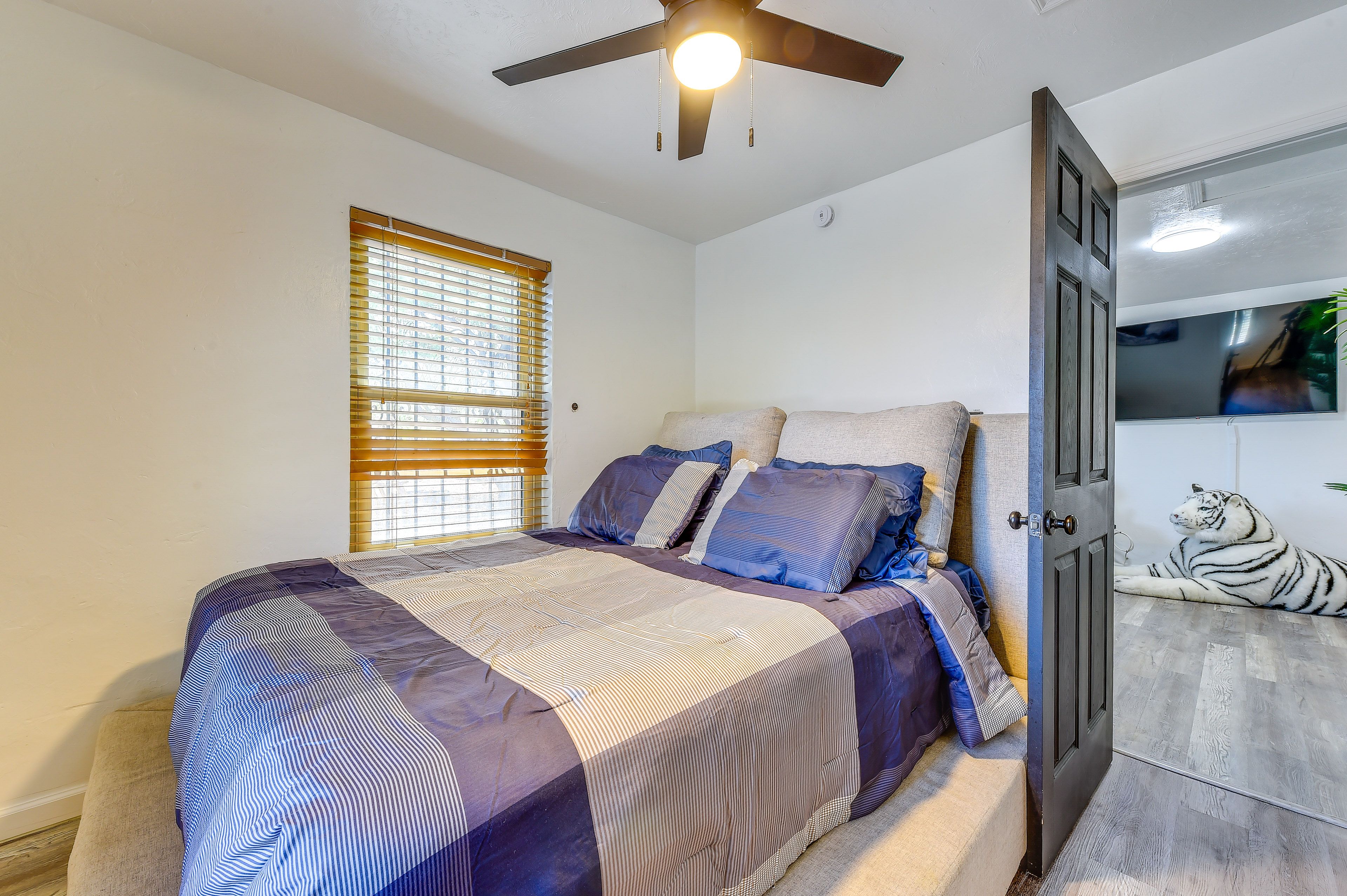 Bedroom | Queen Bed