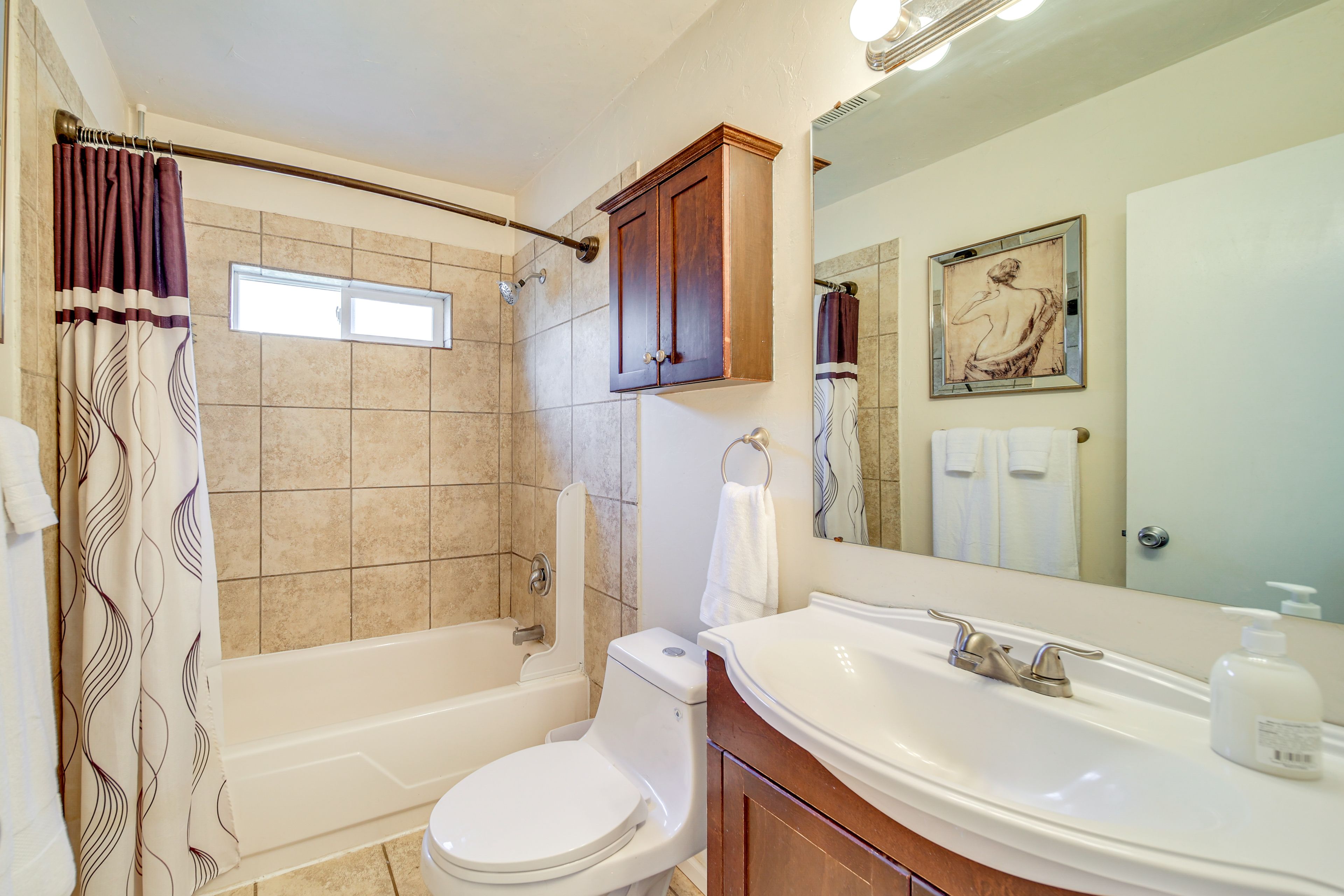 Full Bathroom | Towels & Linens Provided | Main Floor