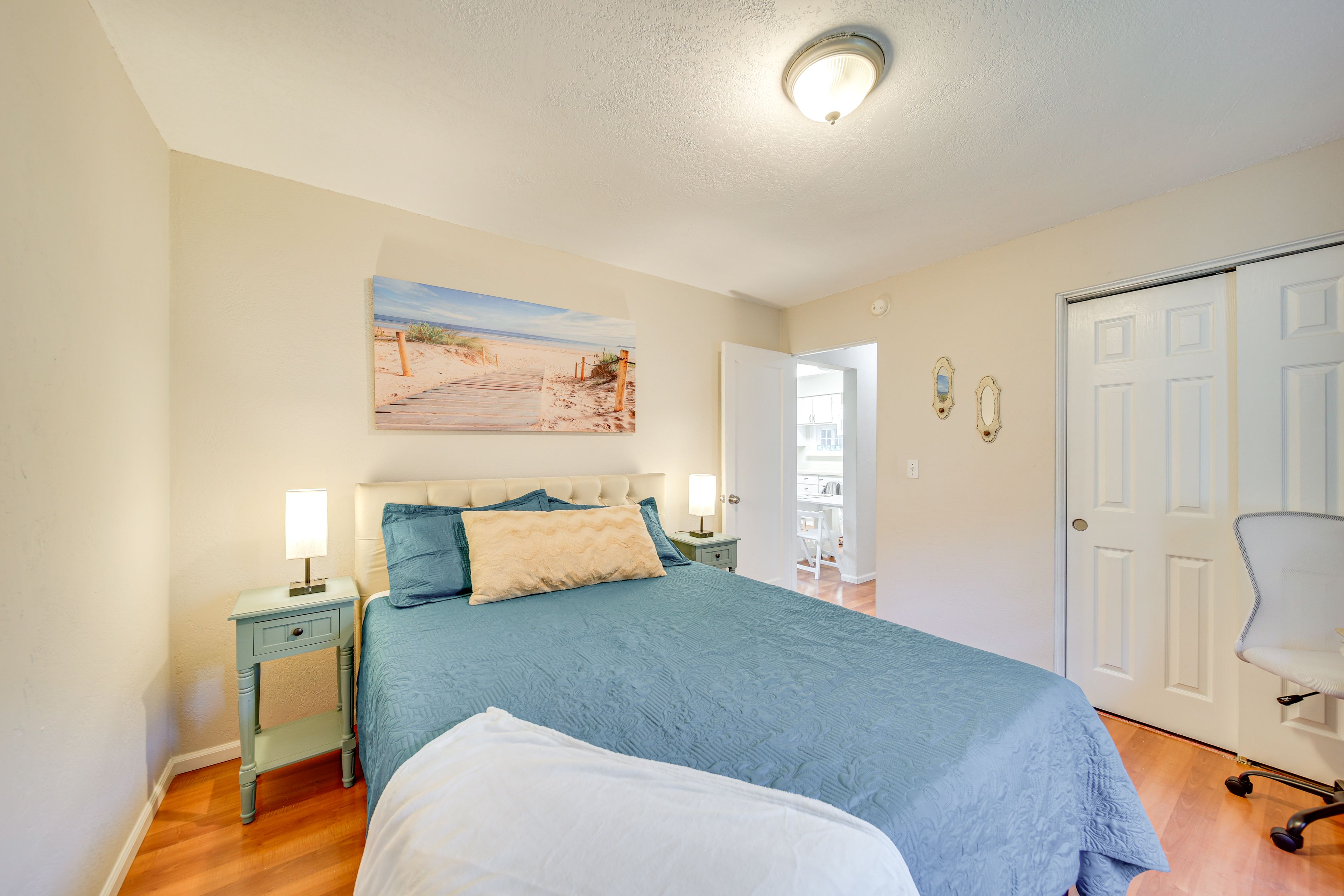 Bedroom 1 | Queen Bed | Desk | Main Floor