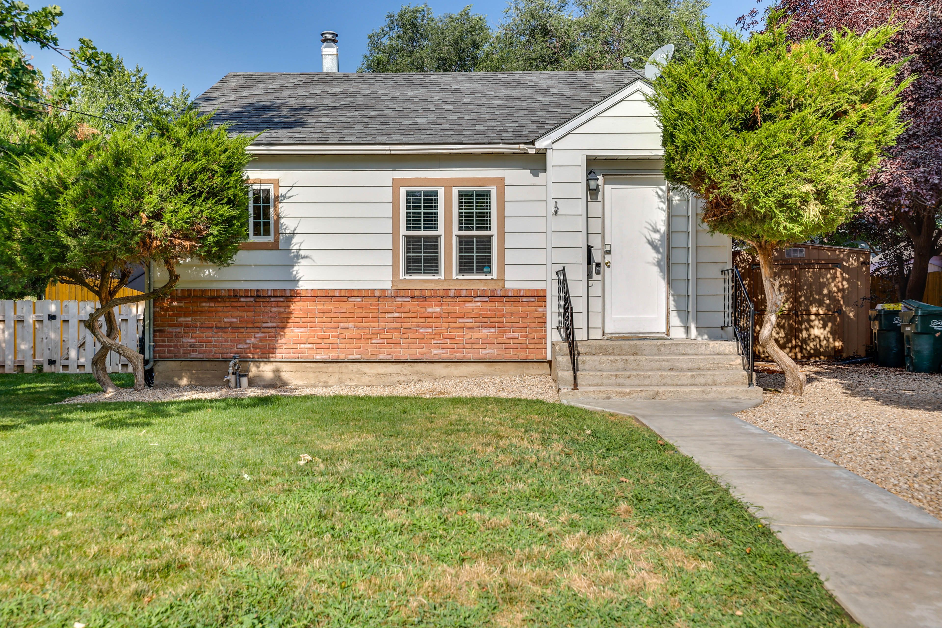 Front Exterior & Entryway
