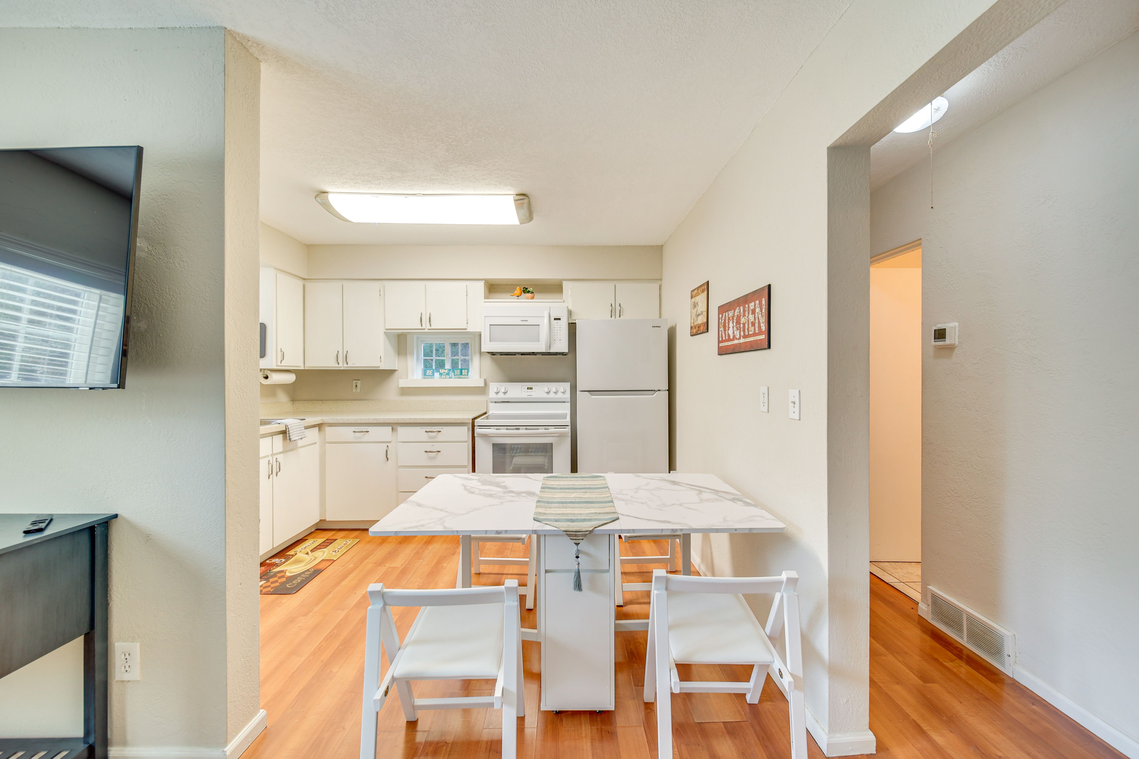 Dining & Kitchen Area | Central Heating & A/C | Upstairs & Downstairs Unit