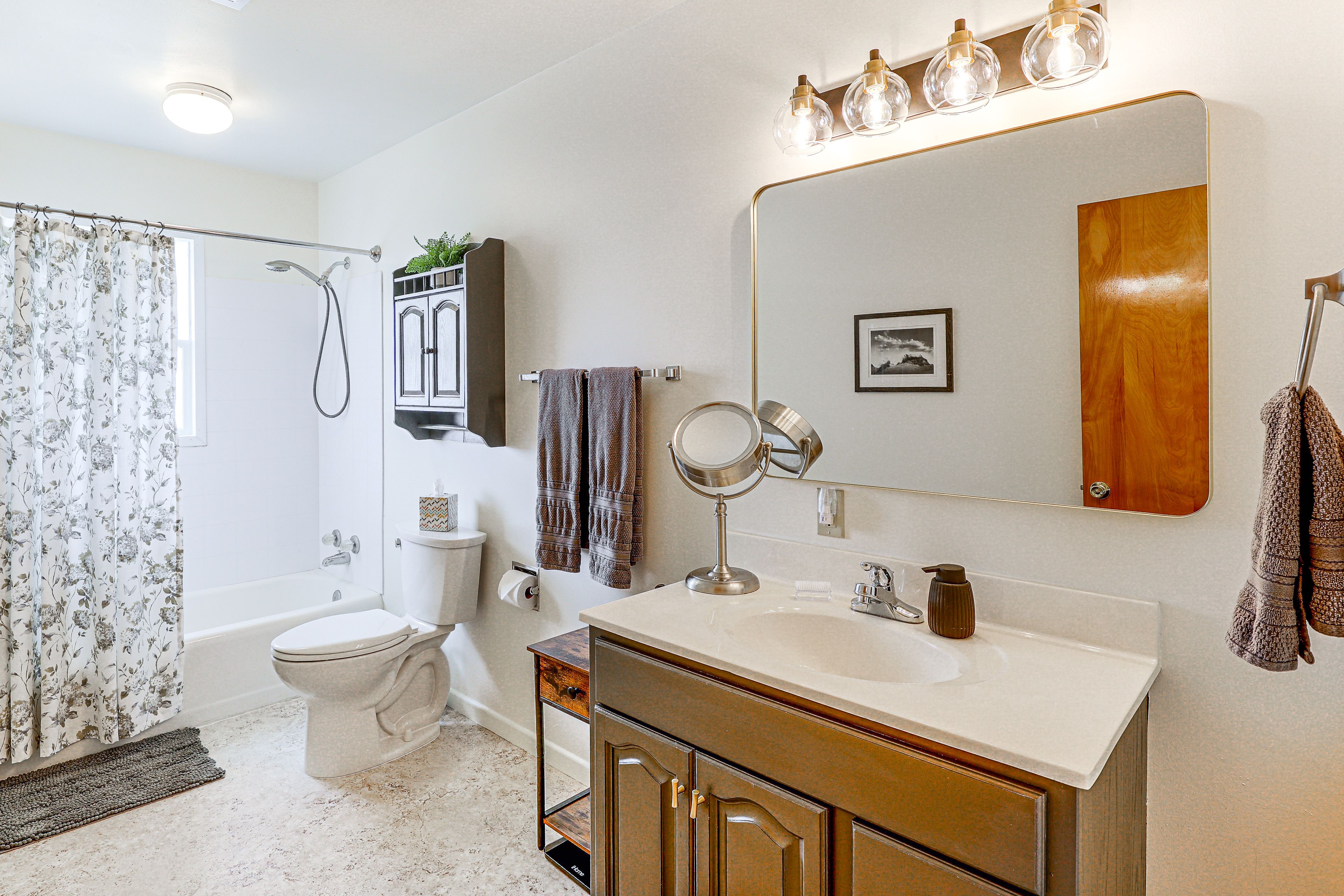 Bathroom | 2nd Floor