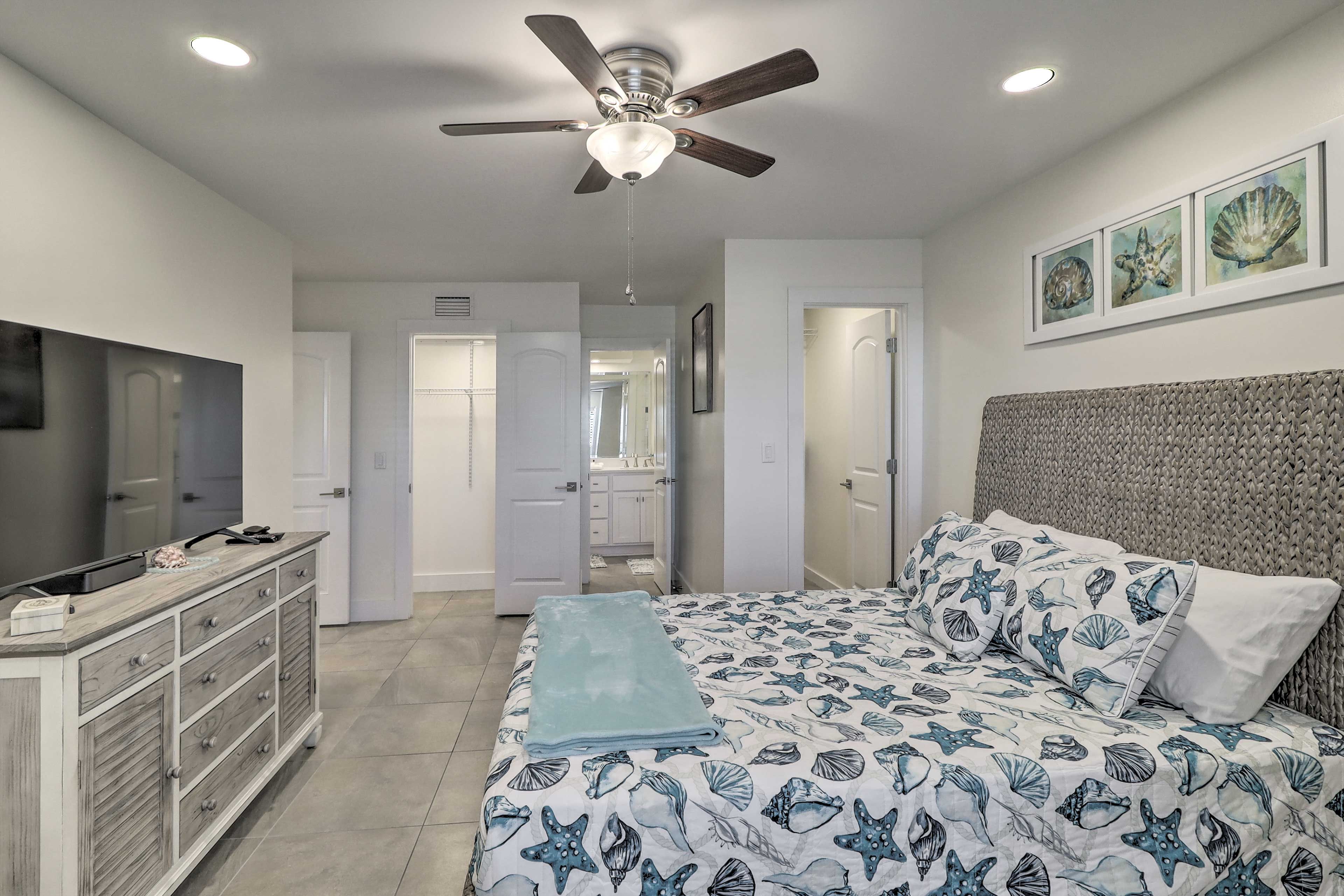 Unit A | Bedroom 1 | Queen Bed