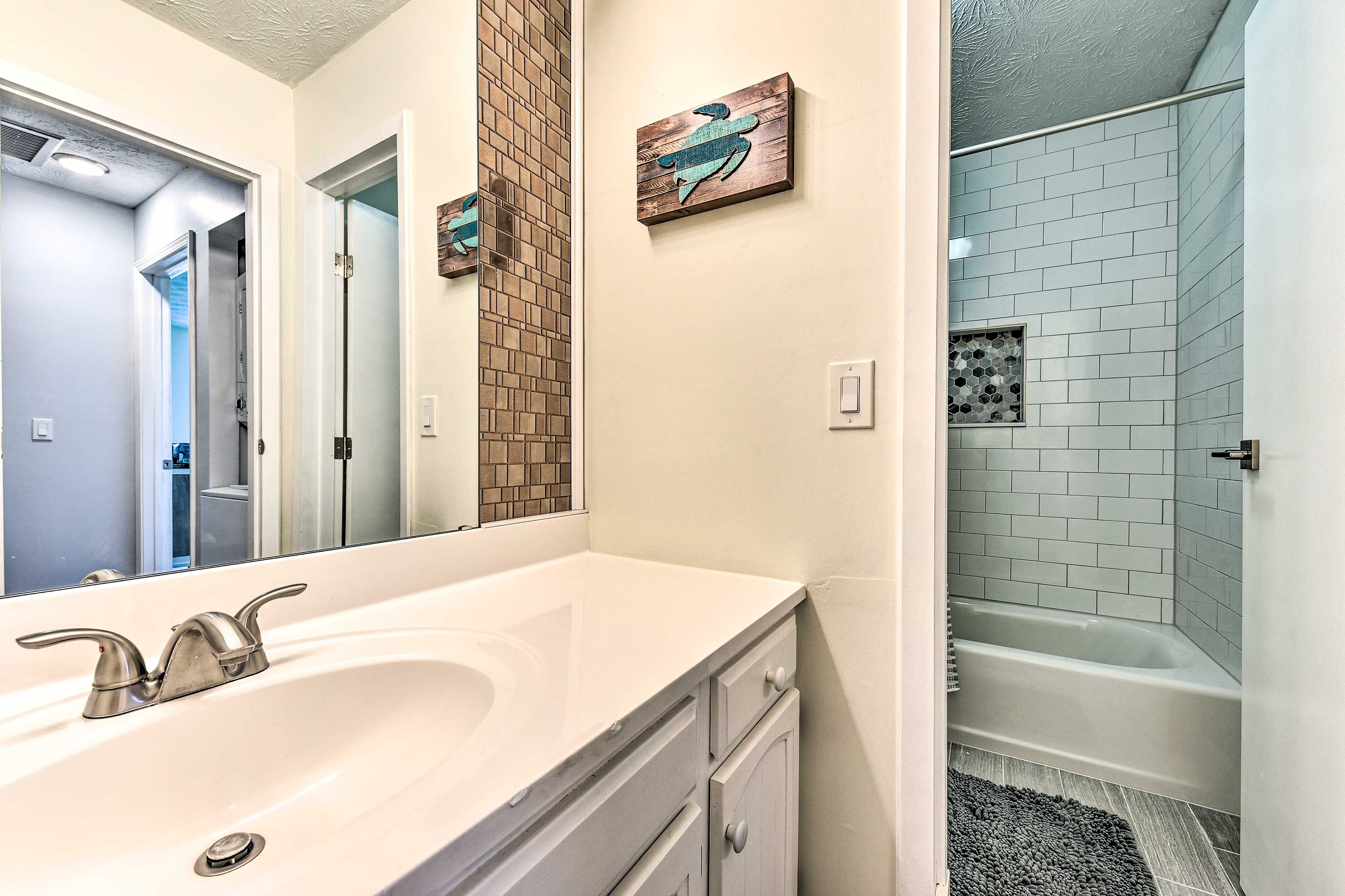 Unit B | Full Bathroom