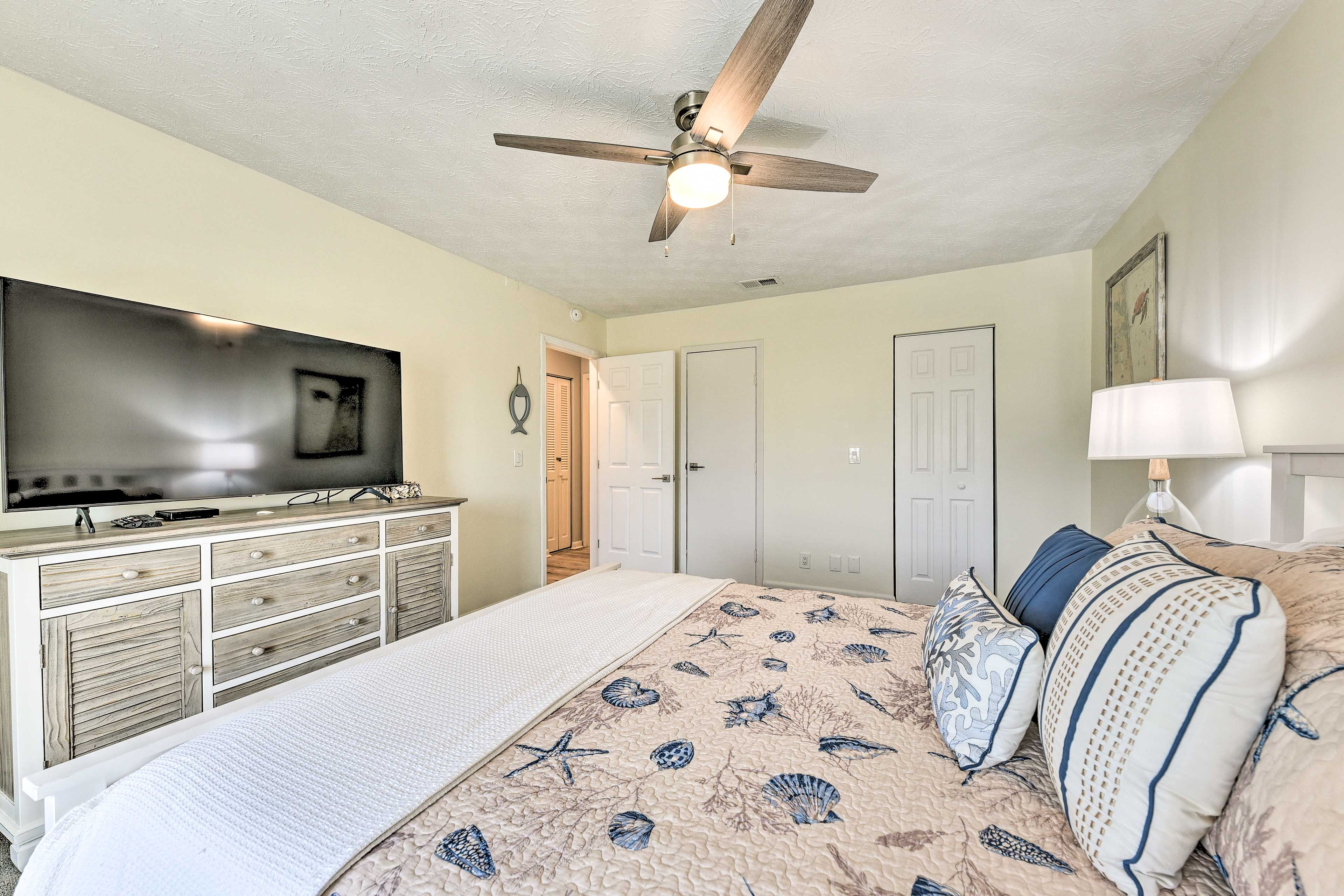 Unit B | Bedroom 1 | Queen Bed