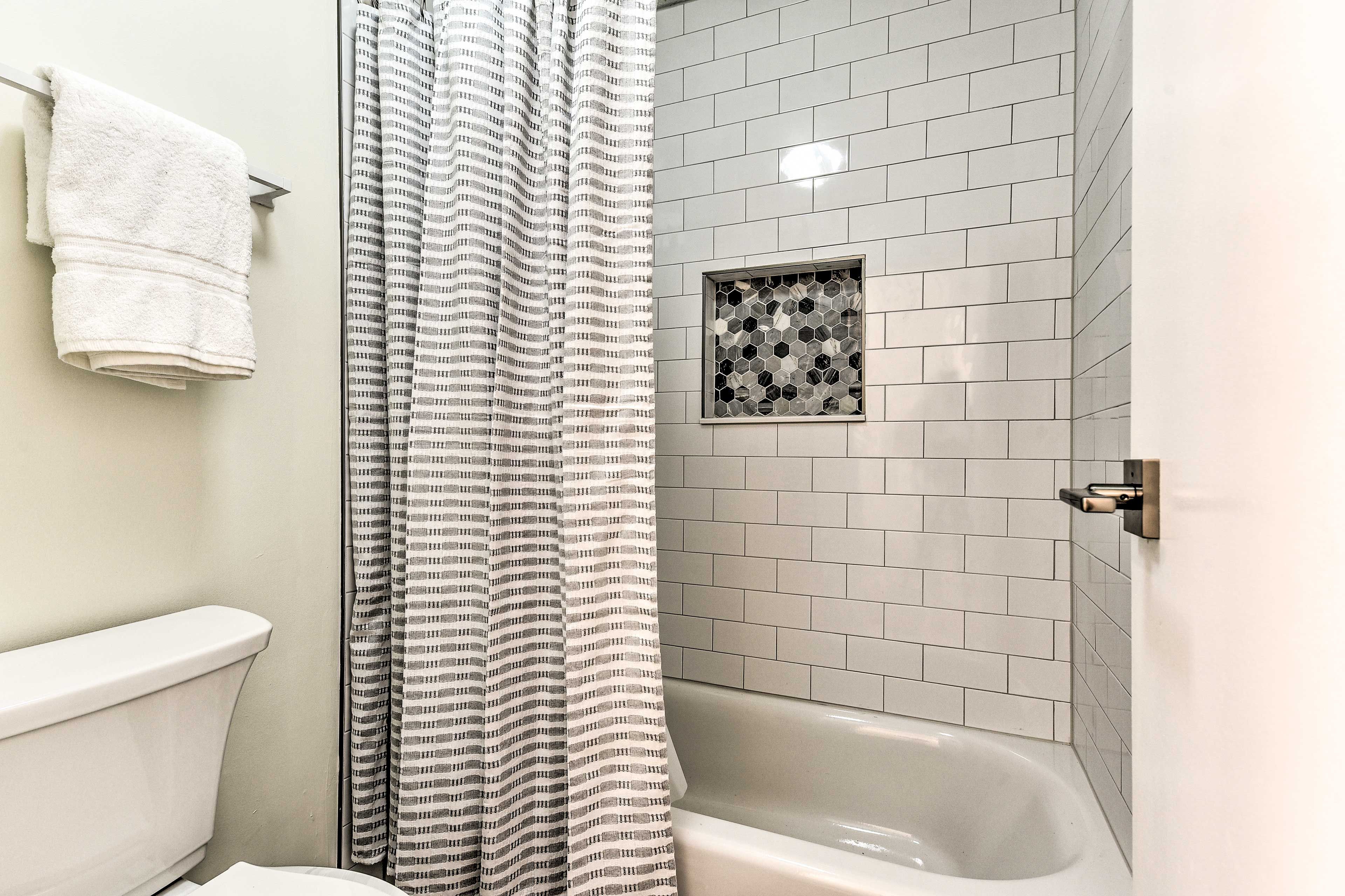 Unit B | Full Bathroom