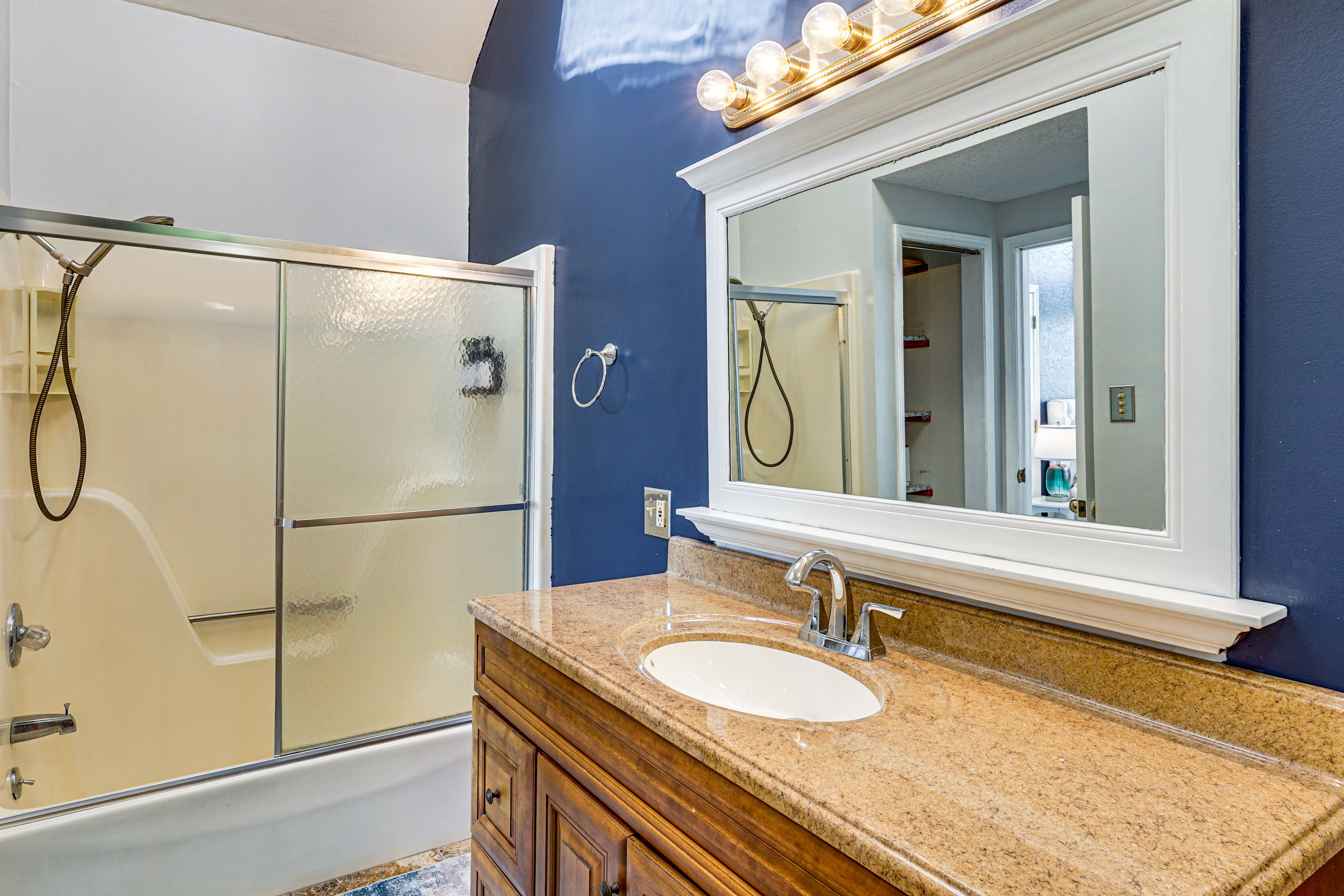 En-Suite Bathroom | Upper Level