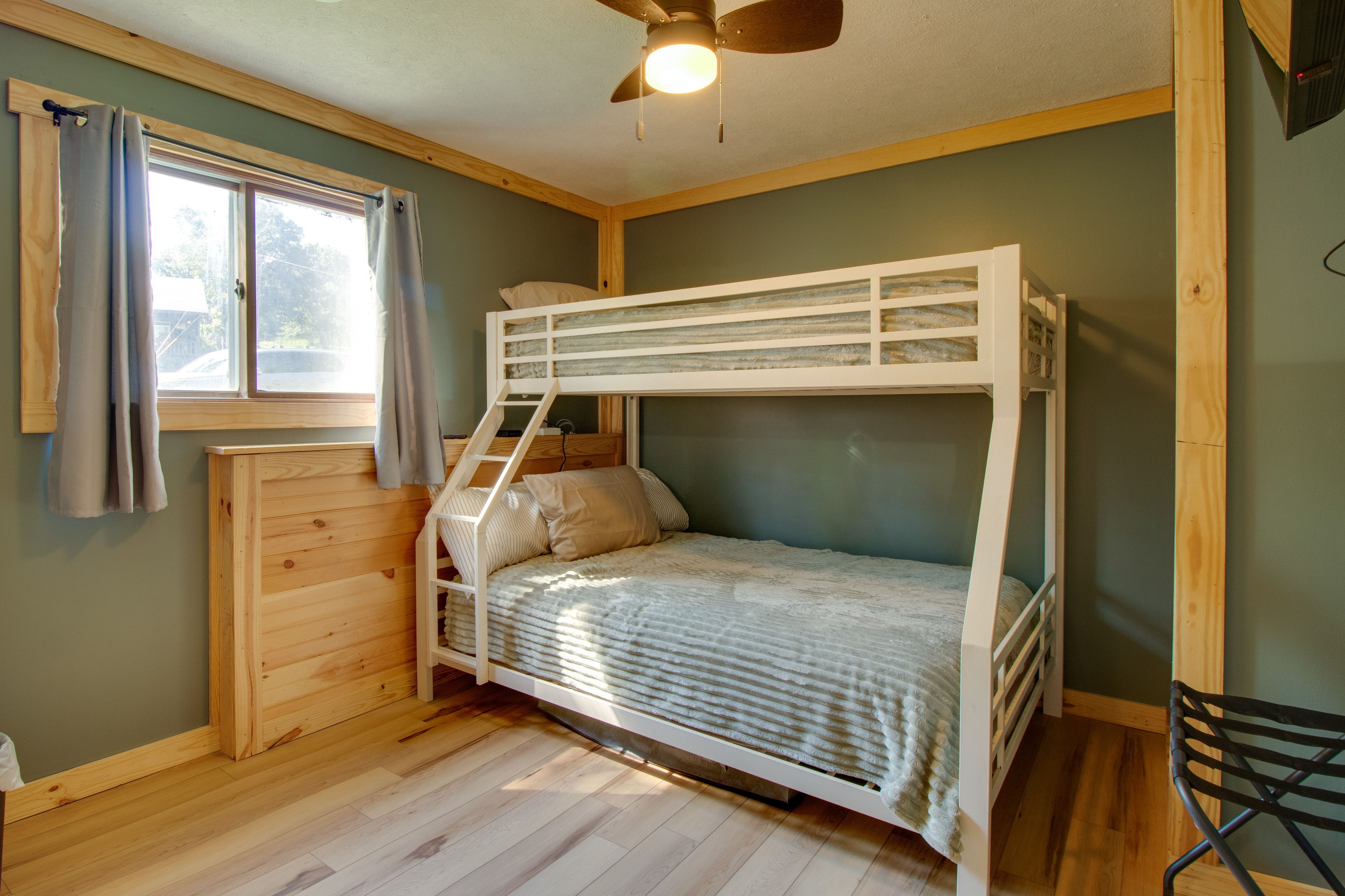 Bedroom 3 | Twin/Full Bunk Bed