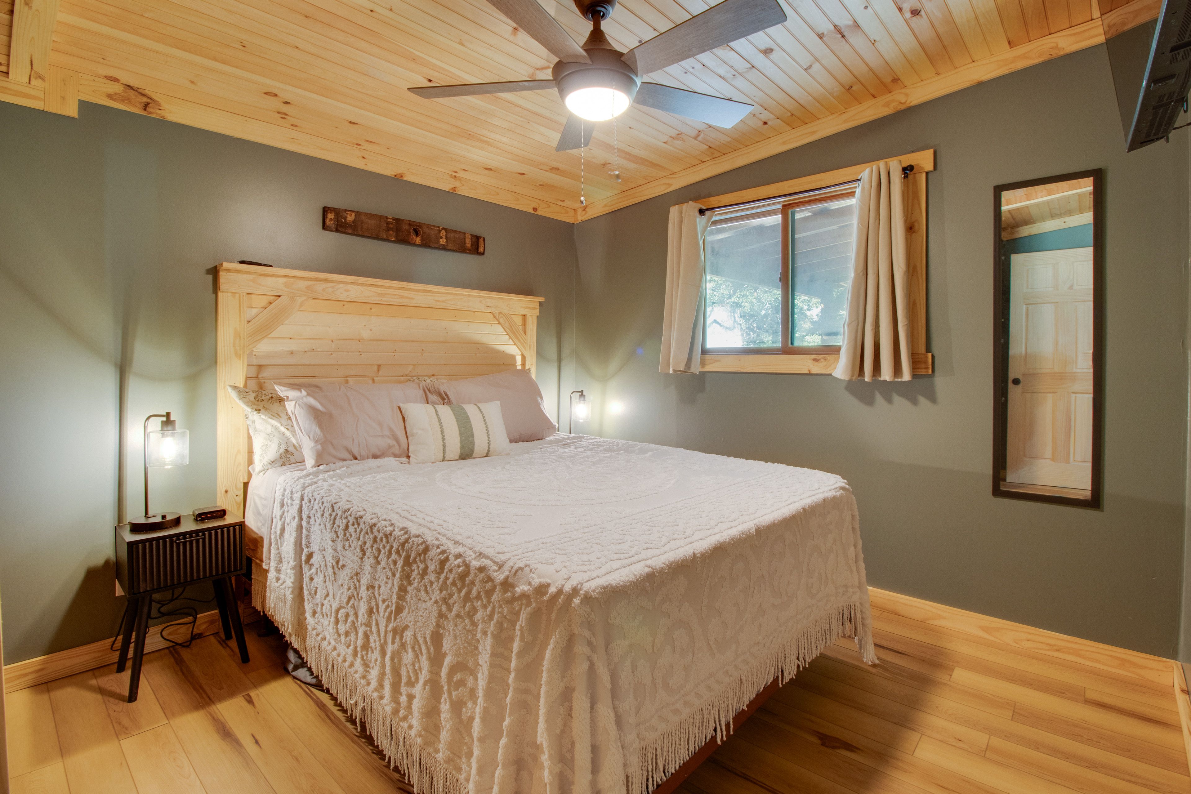 Bedroom 1 | Queen Bed