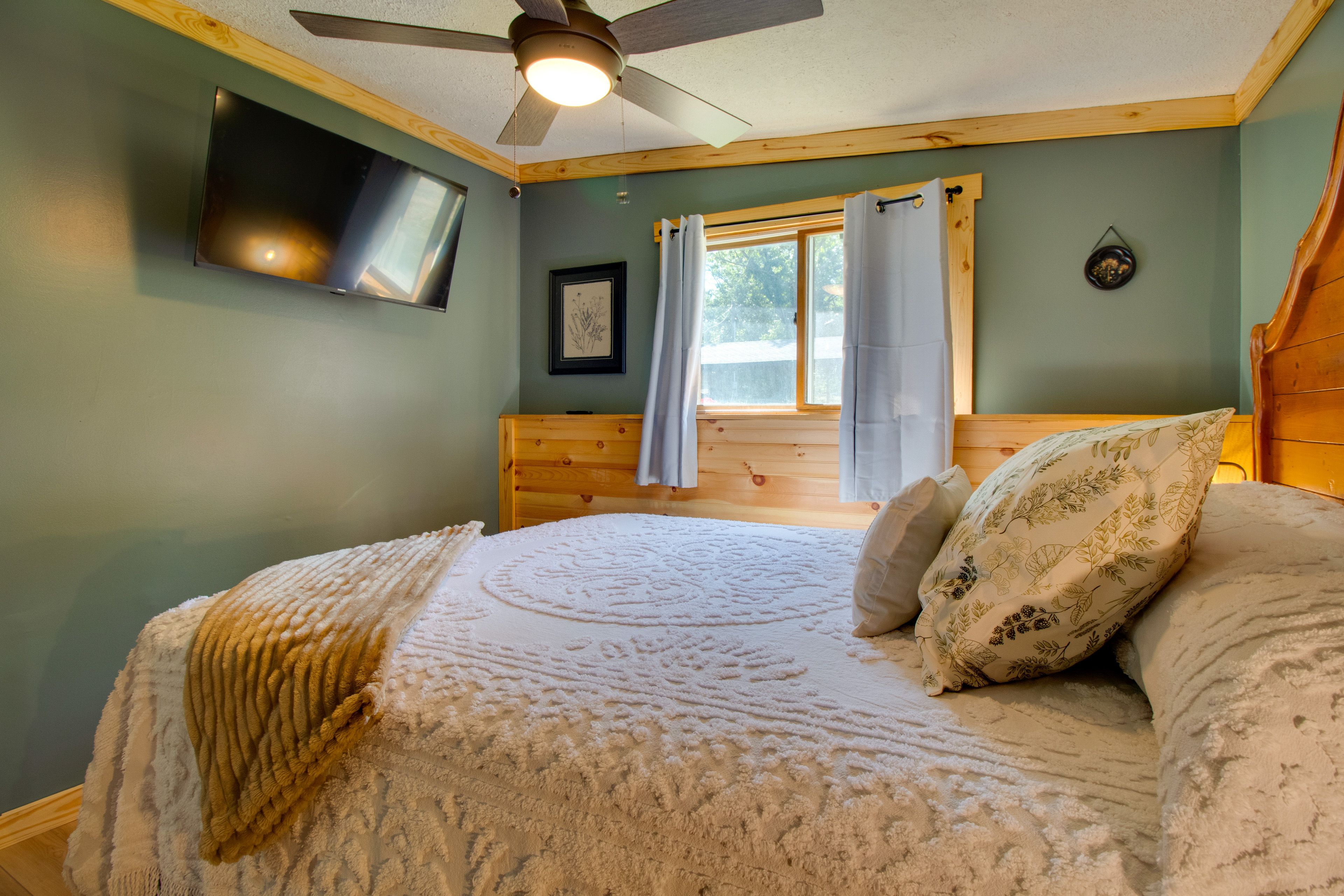 Bedroom 2 | Queen Bed