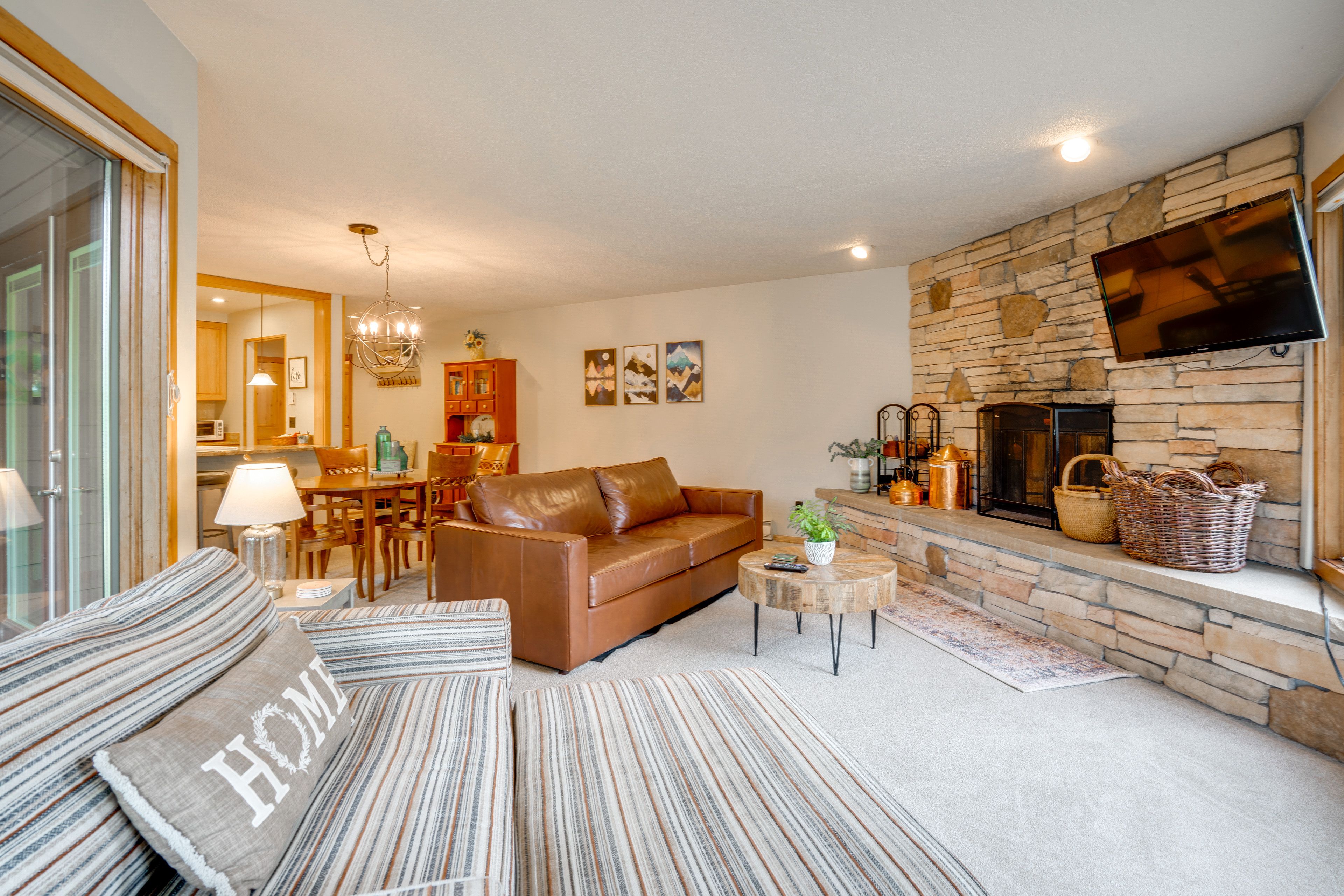 Living Room | Sleeper Sofa | 2 Cushioned Window Daybeds