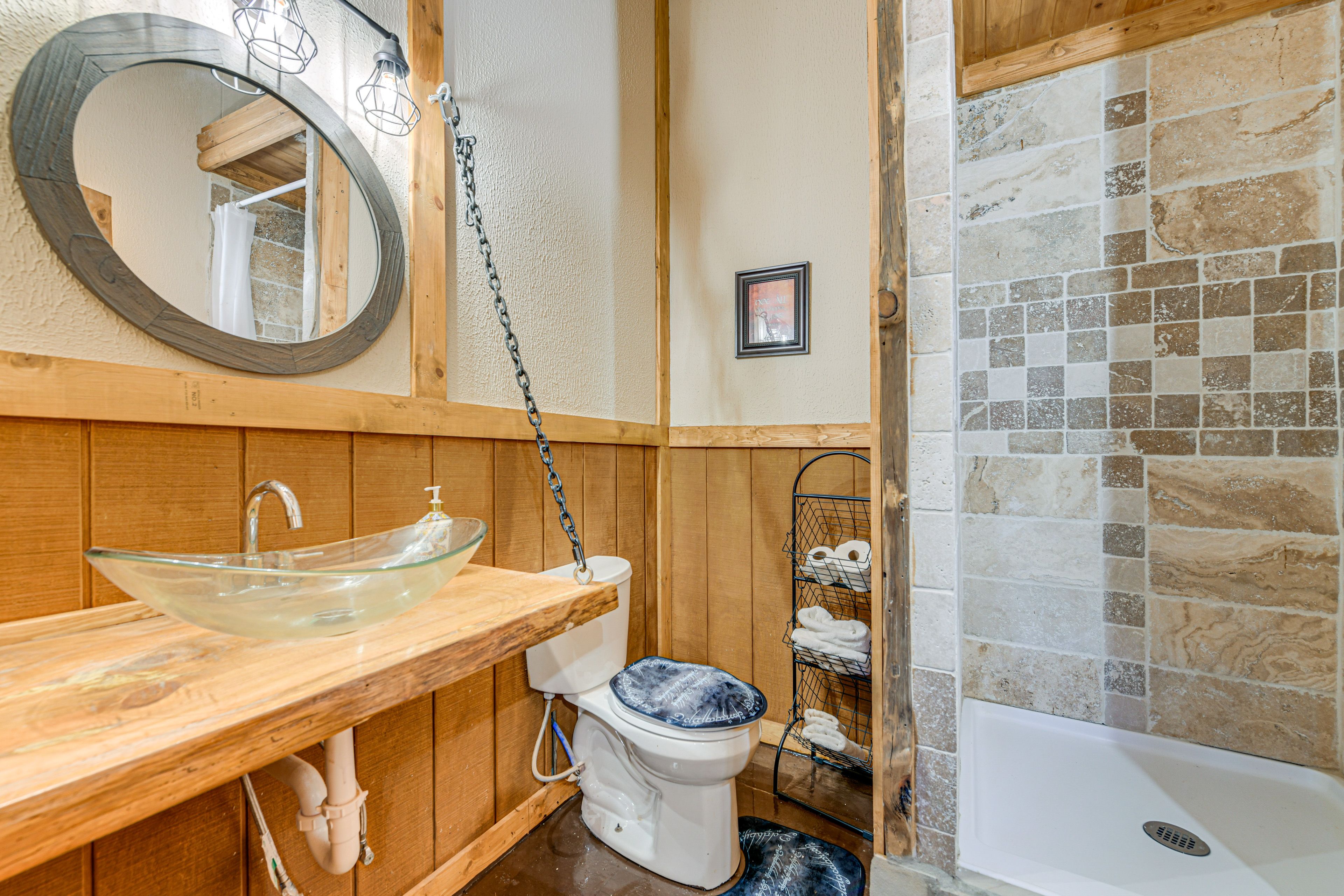 Hobbit House | Full Bathroom