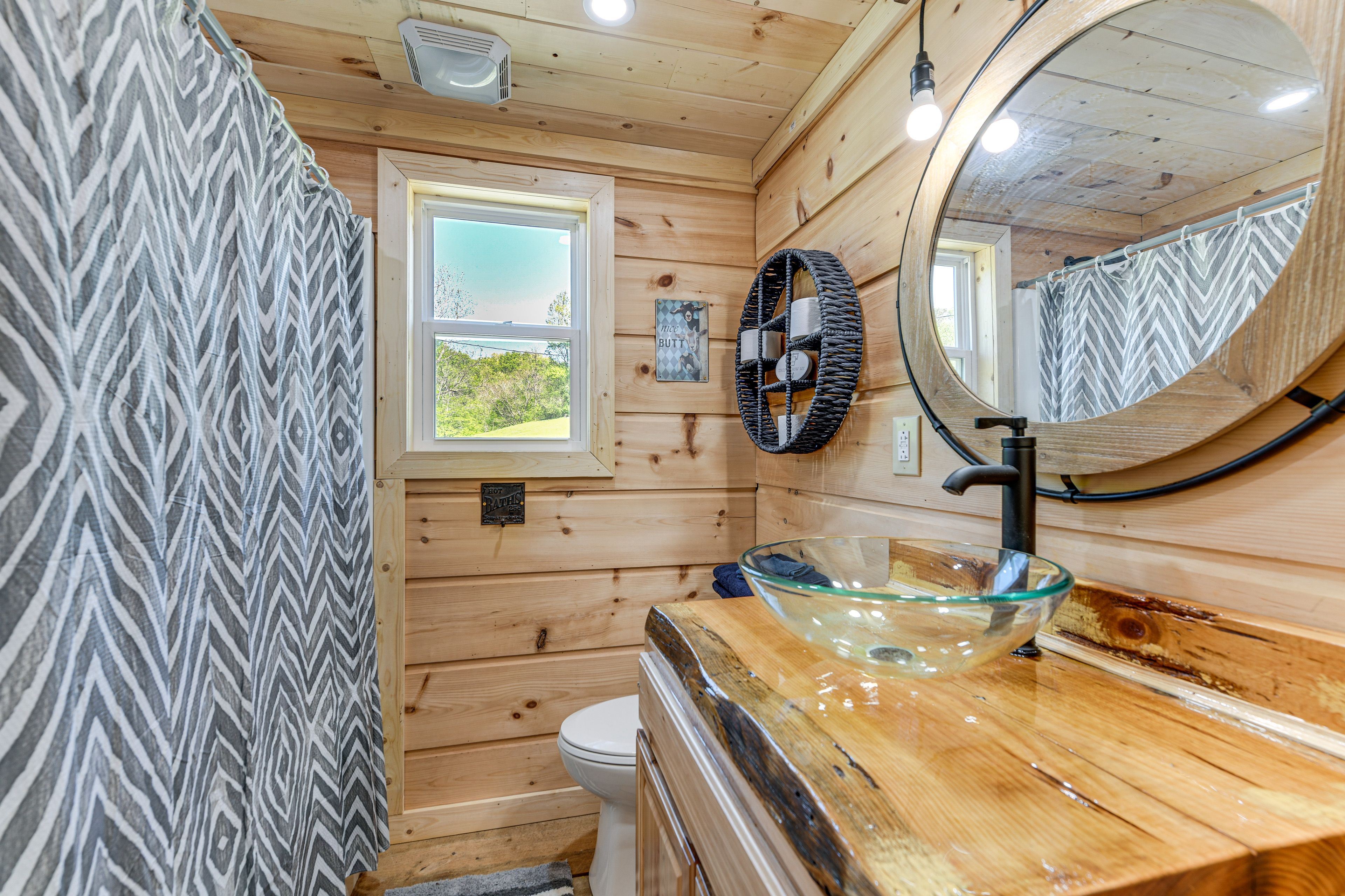 Prancing Pony | Full Bathroom | 2nd Floor