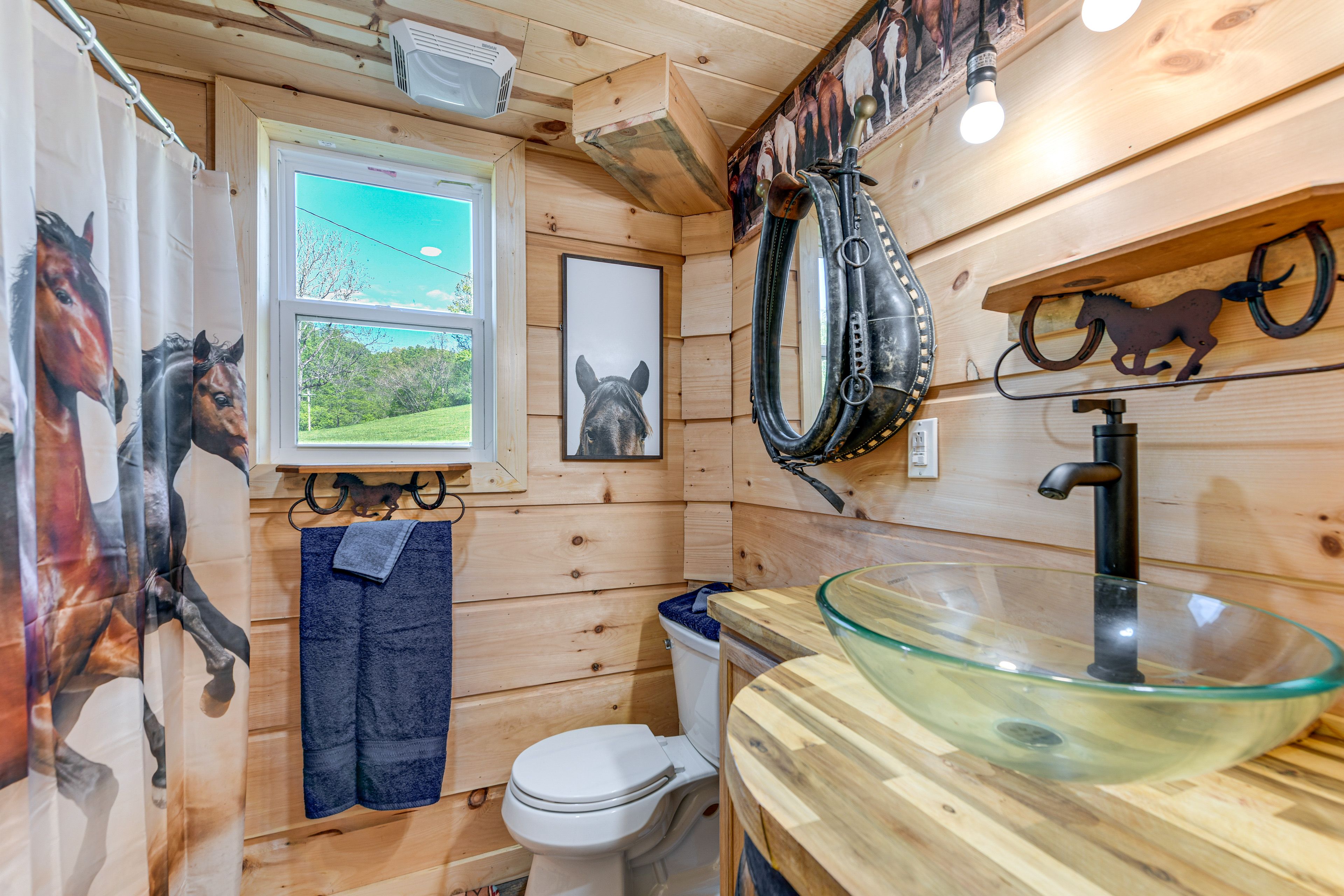 Prancing Pony | Full Bathroom | 1st Floor