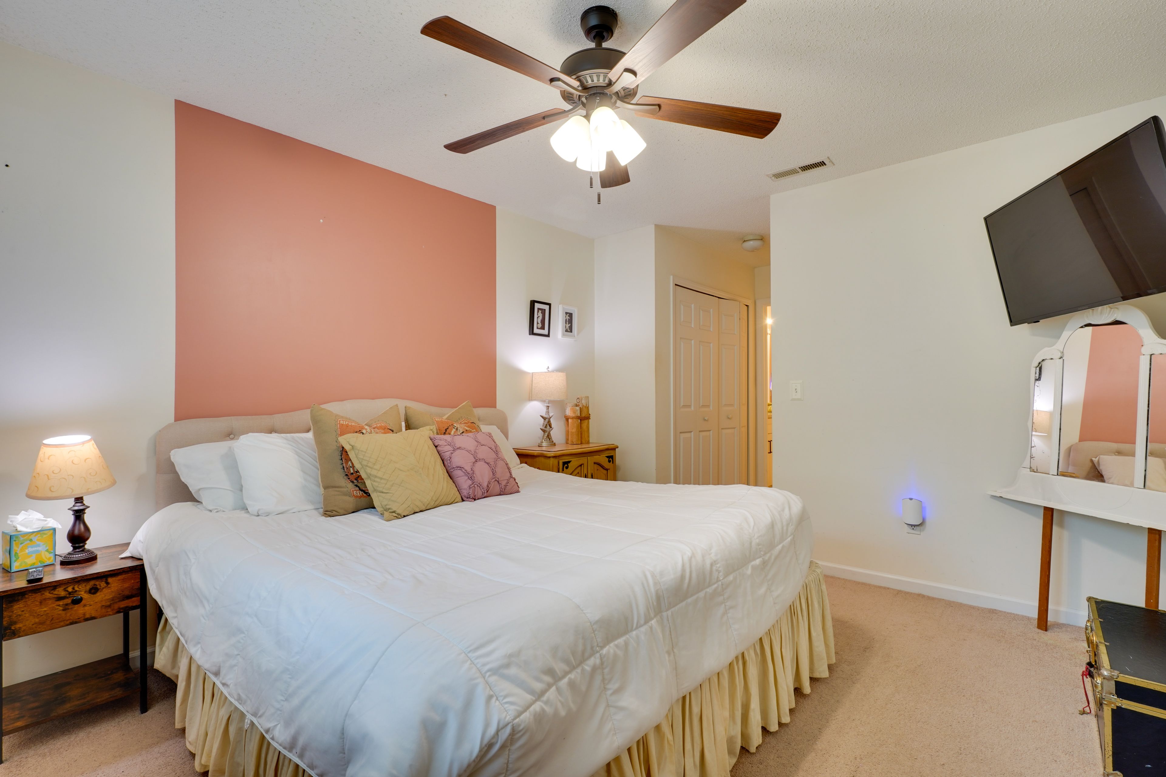 Bedroom 1 | King Bed | En-Suite Bathroom | 1st Floor