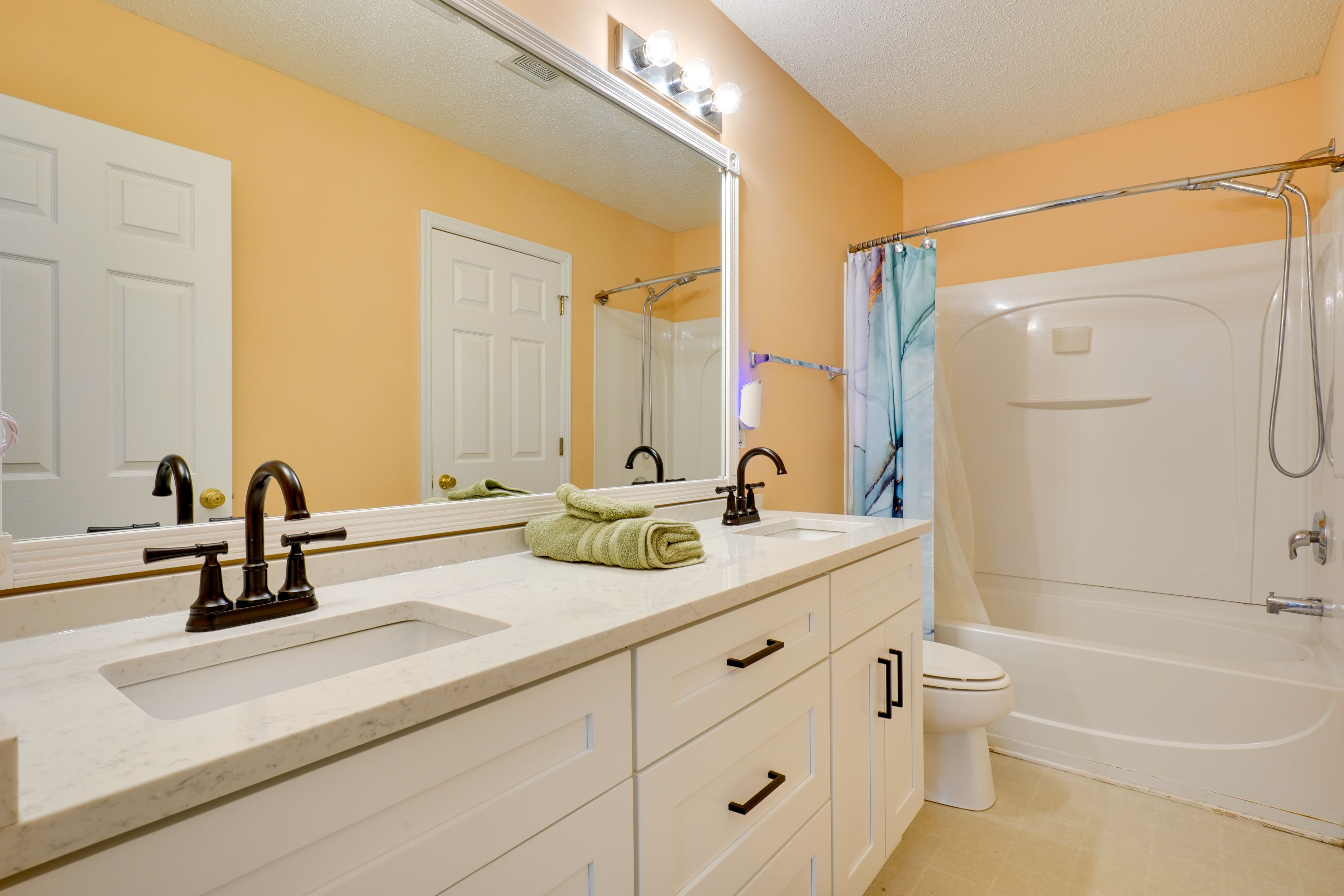 En-Suite Bathroom | Towels & Linens Provided | 1st Floor