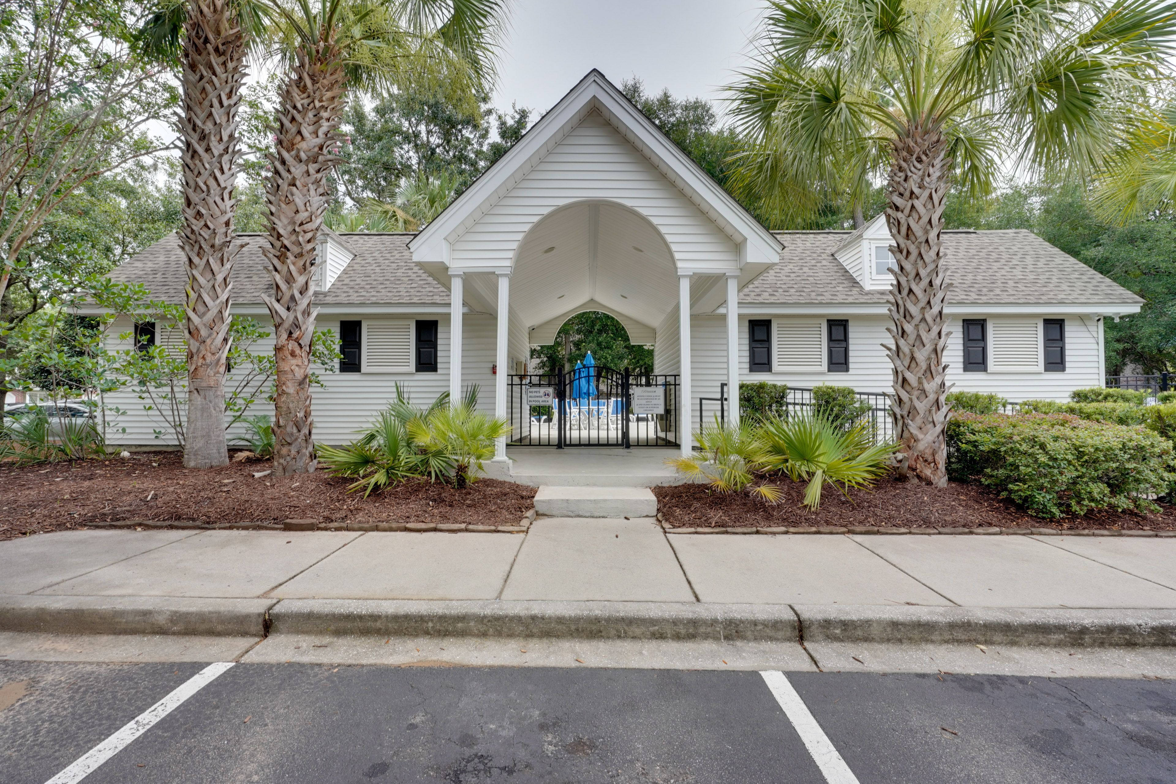 Community Amenities | Outdoor Pool