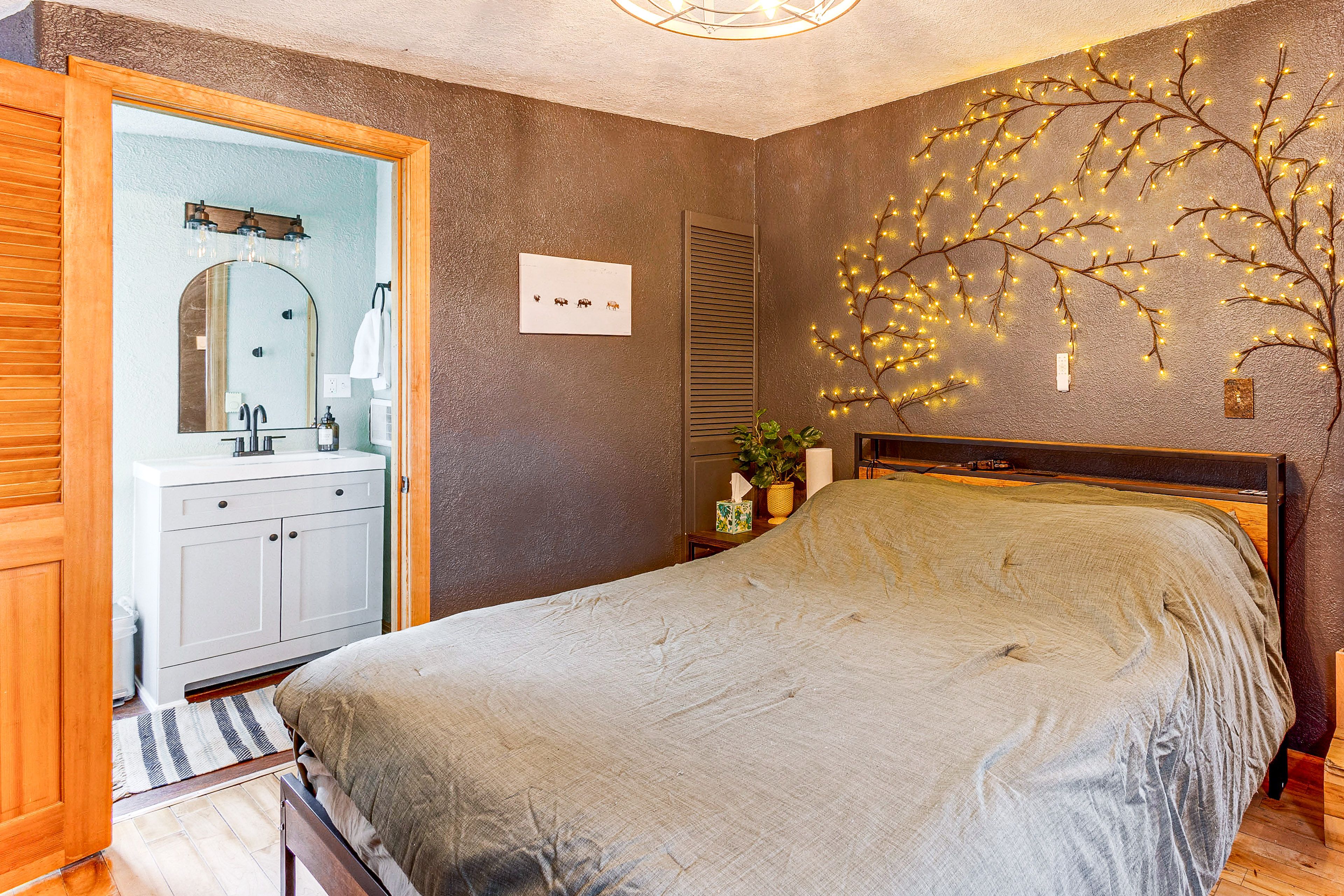 Bedroom | Queen Bed | Floor 1