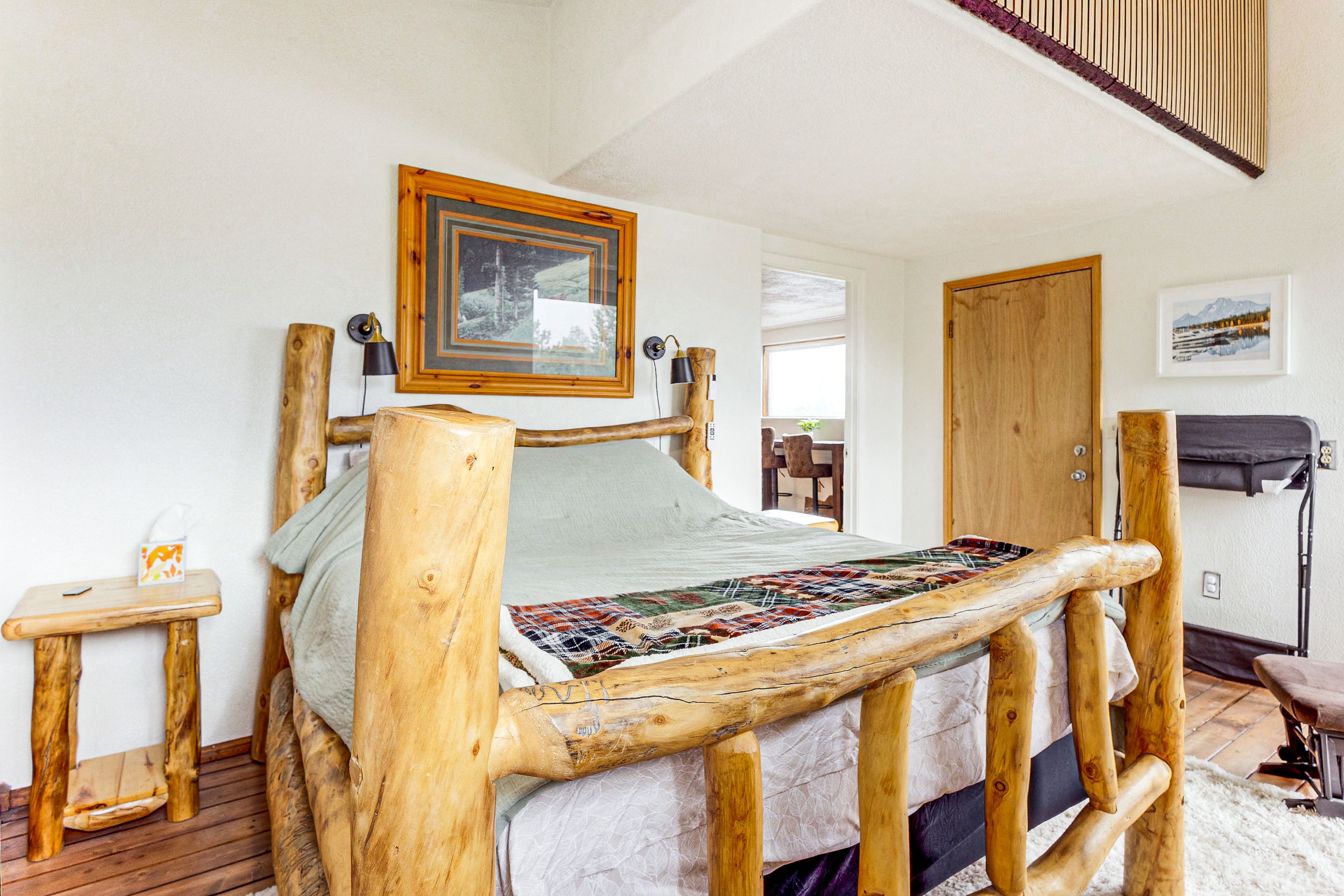Bedroom | Queen Bed | Floor 2
