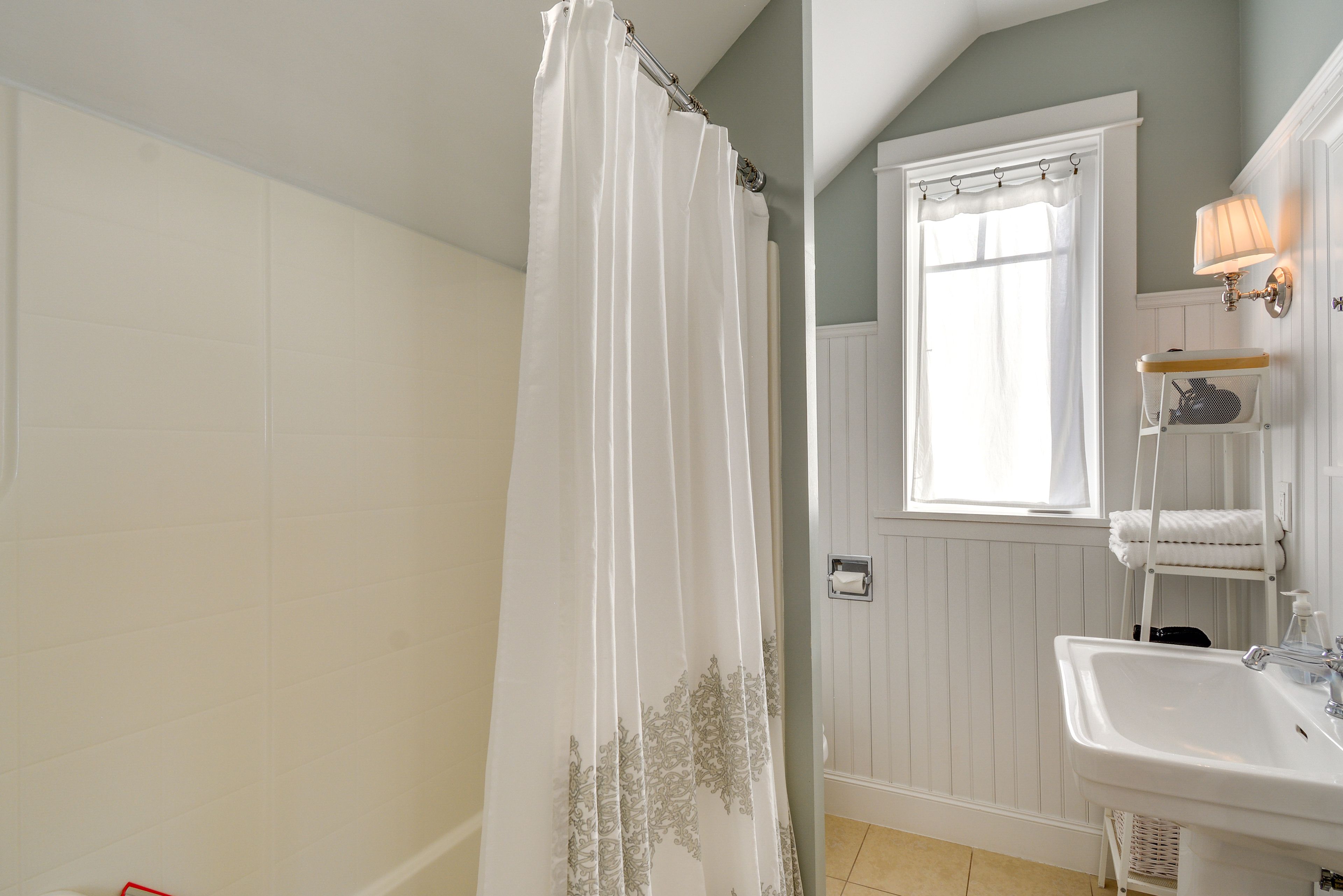 Bathroom | 2nd Floor